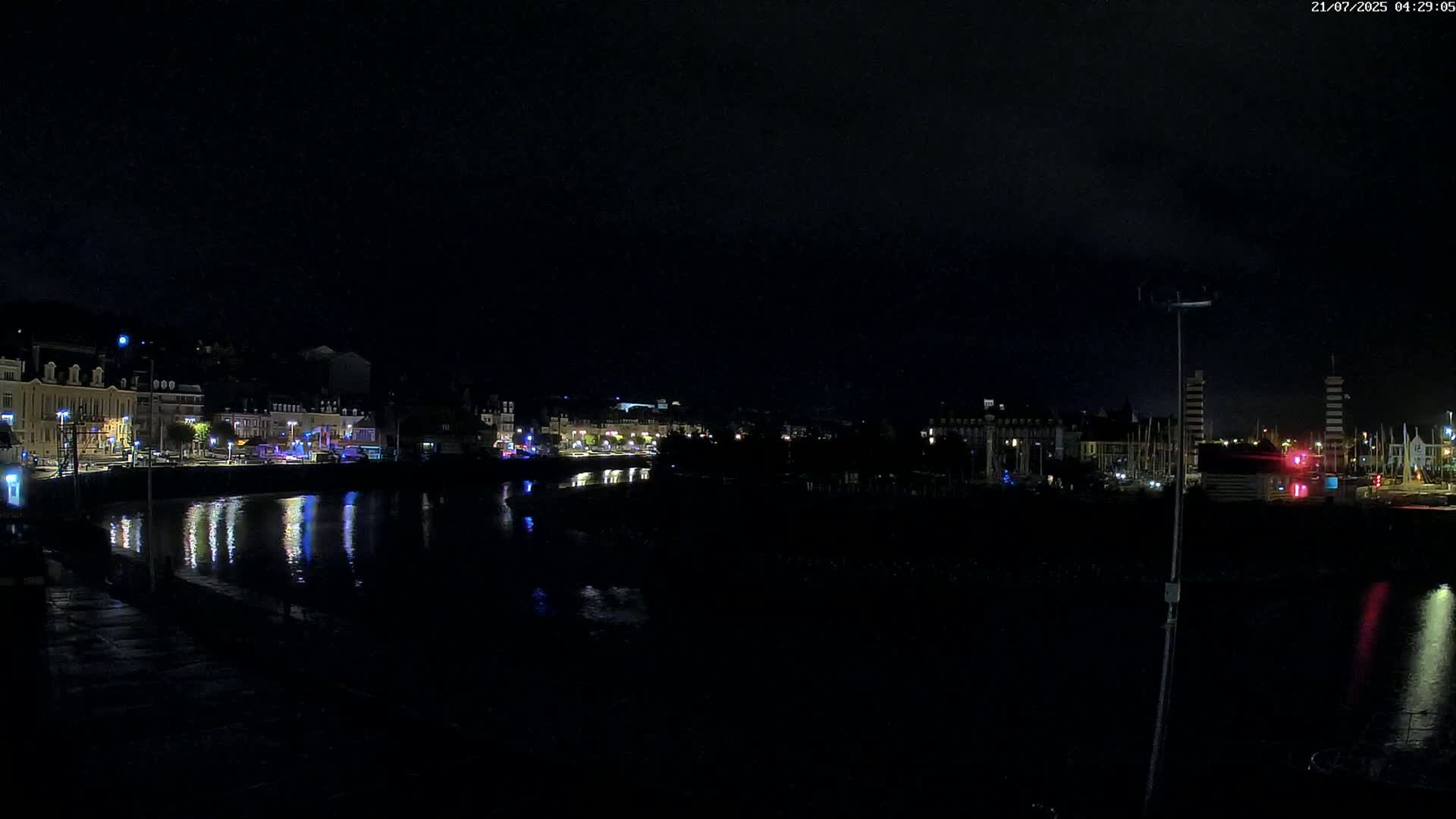 Trouville-Sur-Mer Comune Residence du Port & Coast Live Cam - Lisieux, Calvados, Normandie, France