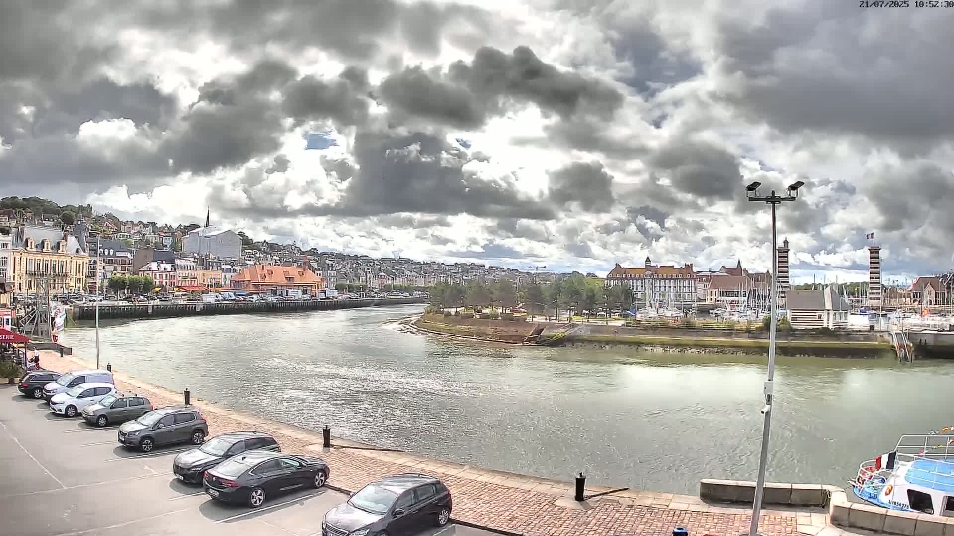 Trouville-Sur-Mer Comune Residence du Port & Coast Live Cam - Lisieux, Calvados, Normandie, France