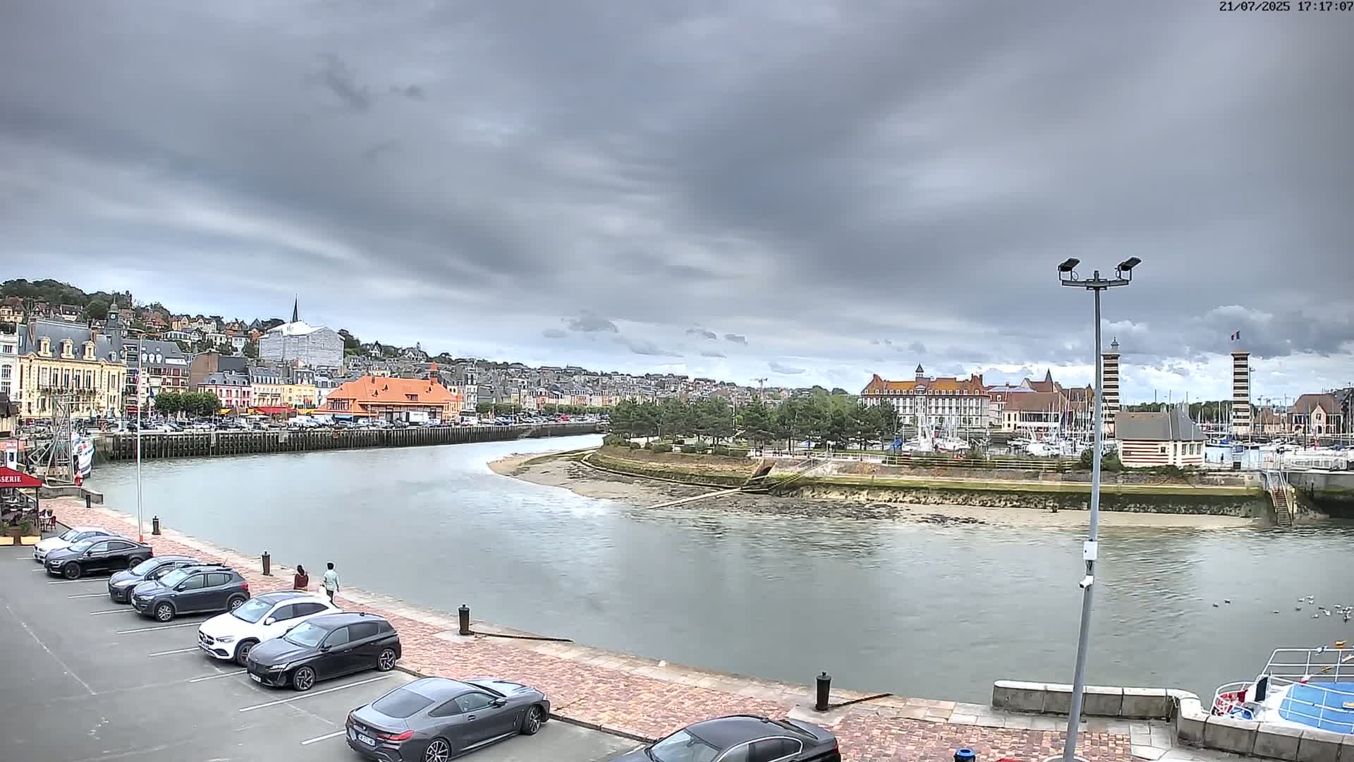 Trouville-Sur-Mer Comune Residence du Port & Coast Live Cam - Lisieux, Calvados, Normandie, France