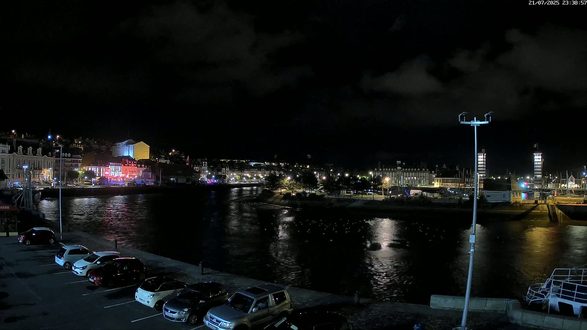 Trouville-Sur-Mer Comune Residence du Port & Coast Live Cam - Lisieux, Calvados, Normandie, France