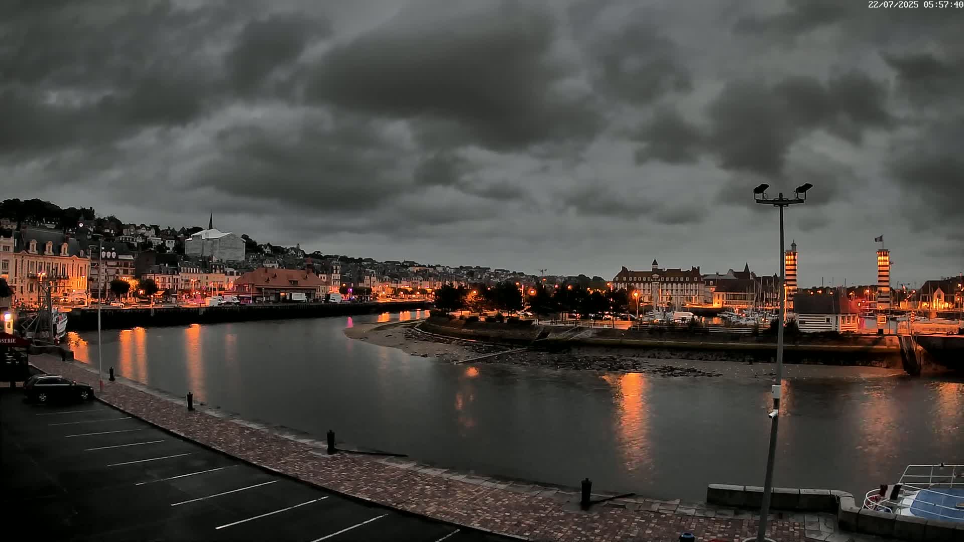 Trouville-Sur-Mer Comune Residence du Port & Coast Live Cam - Lisieux, Calvados, Normandie, France