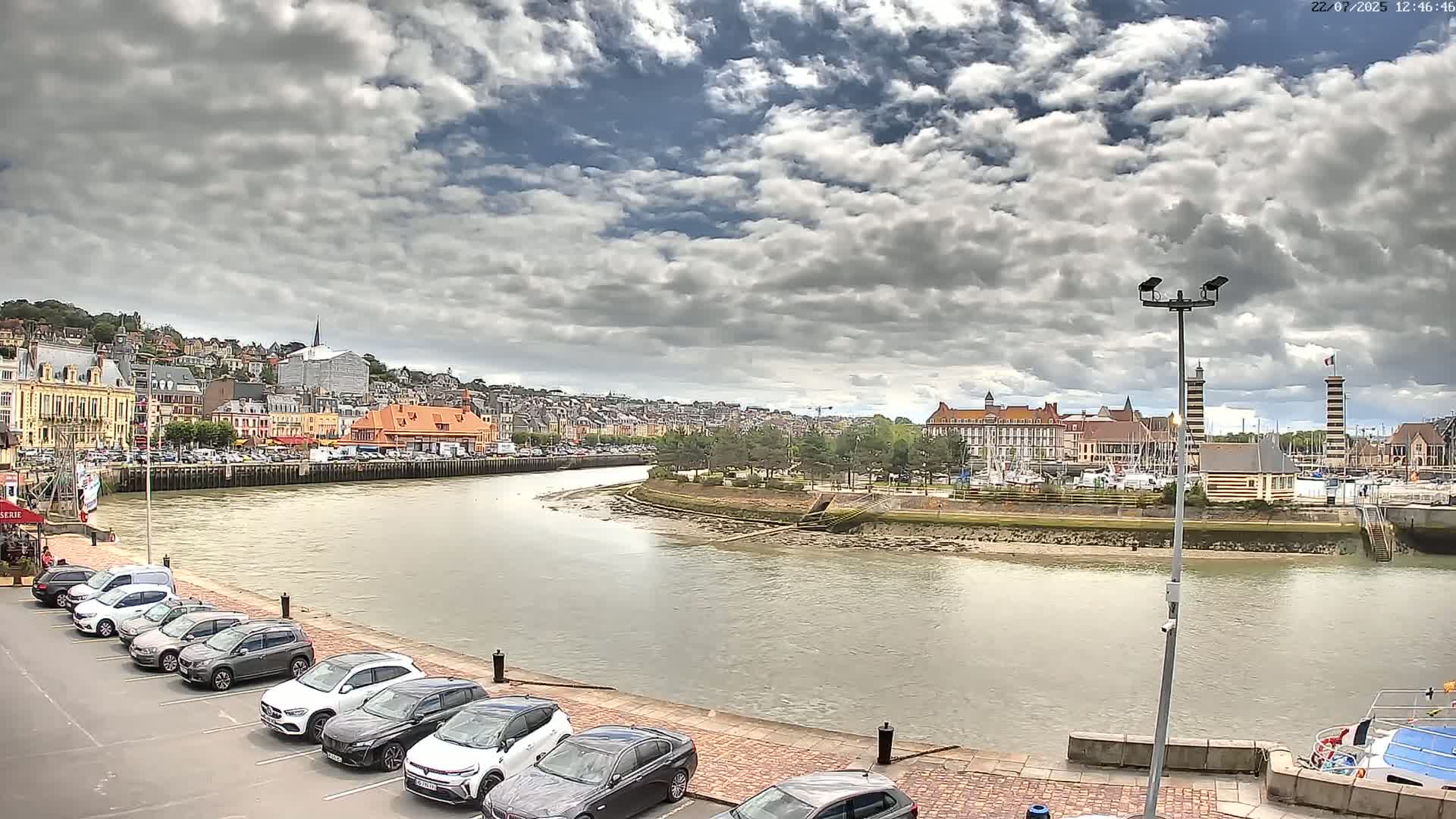 Trouville-Sur-Mer Comune Residence du Port & Coast Live Cam - Lisieux, Calvados, Normandie, France