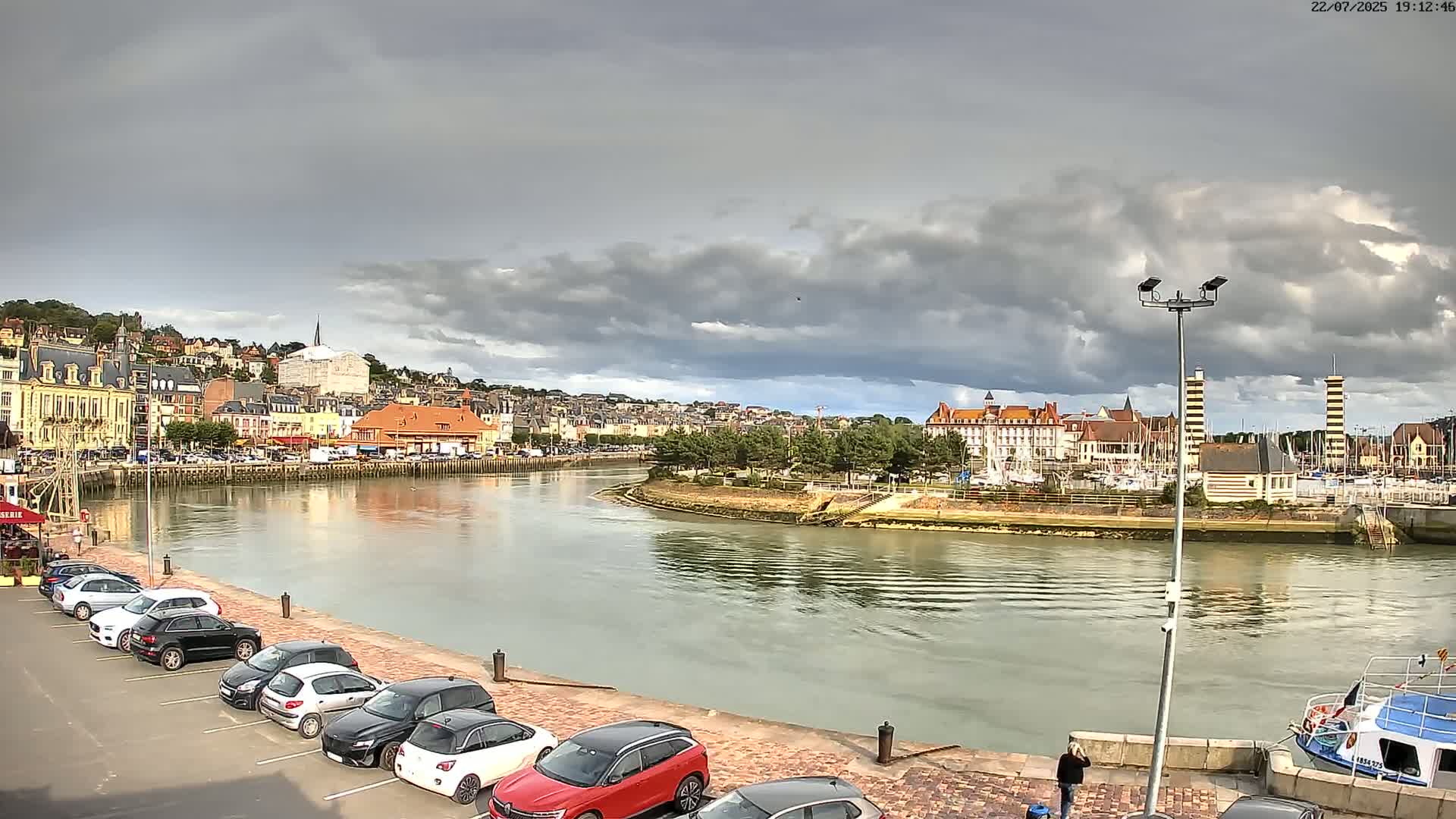 Trouville-Sur-Mer Comune Residence du Port & Coast Live Cam - Lisieux, Calvados, Normandie, France