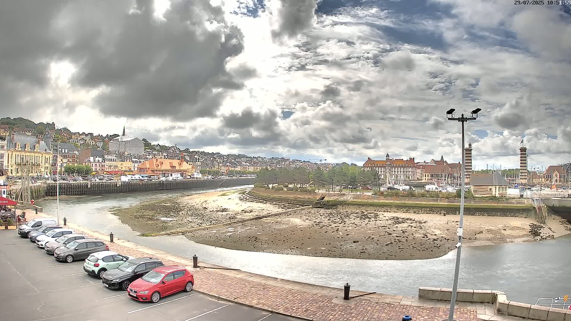 Trouville-Sur-Mer Comune Residence du Port & Coast Live Cam - Lisieux, Calvados, Normandie, France