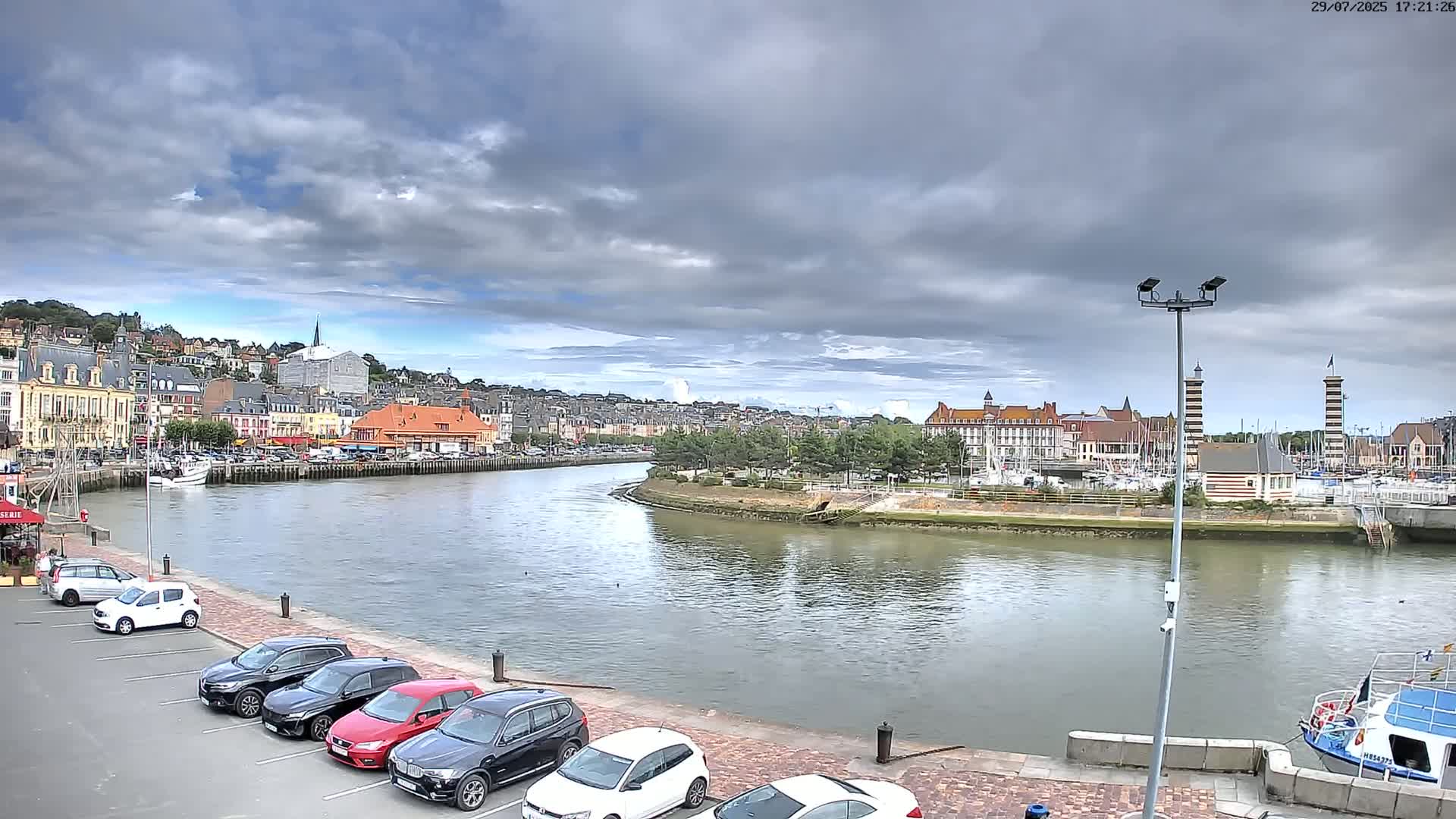 Trouville-Sur-Mer Comune Residence du Port & Coast Live Cam - Lisieux, Calvados, Normandie, France