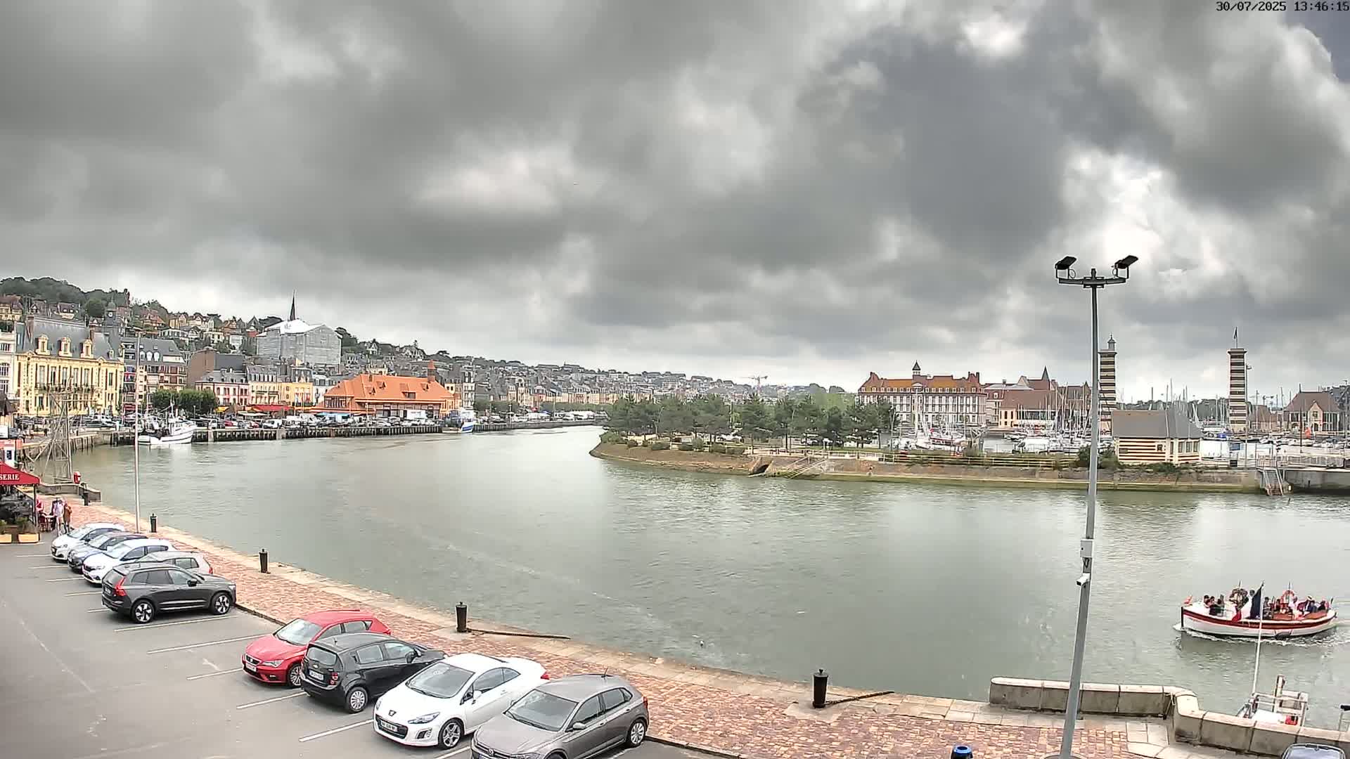 Trouville-Sur-Mer Comune Residence du Port & Coast Live Cam - Lisieux, Calvados, Normandie, France