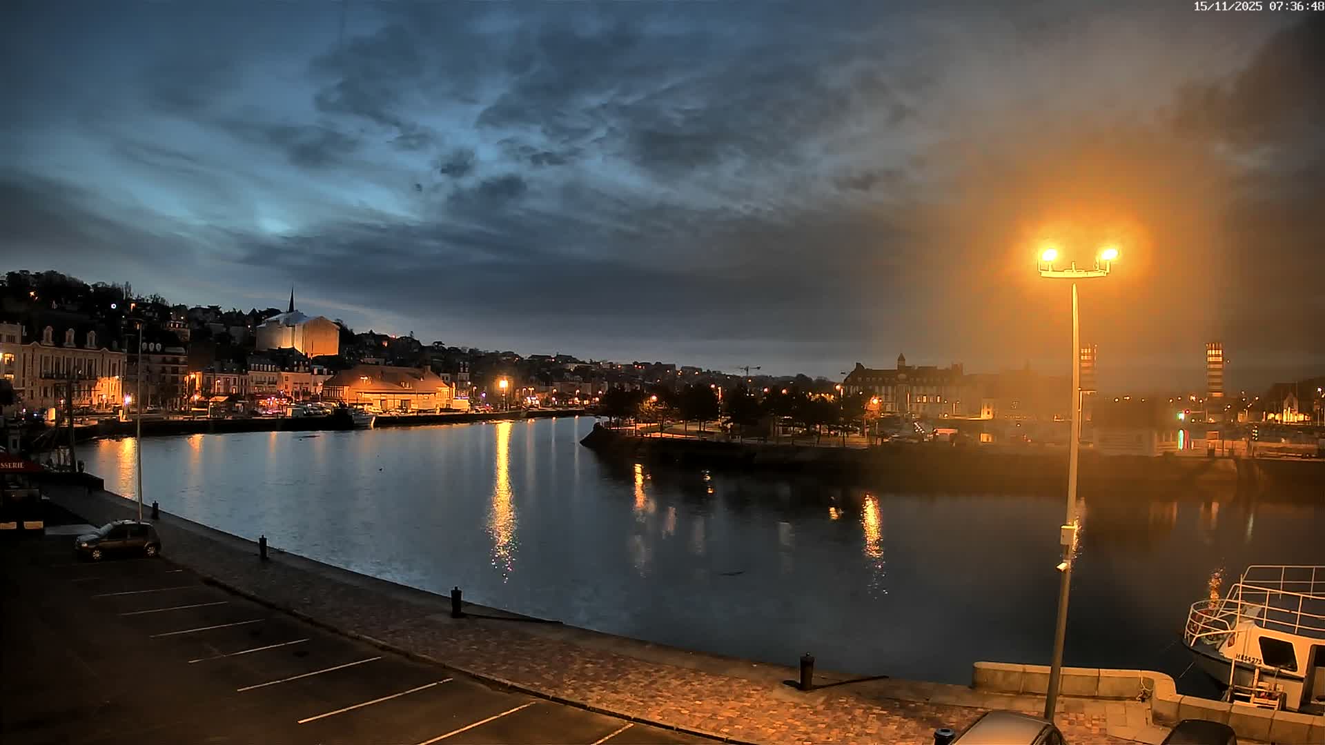 Trouville-Sur-Mer Comune Residence du Port & Coast Live Cam - Lisieux, Calvados, Normandie, France