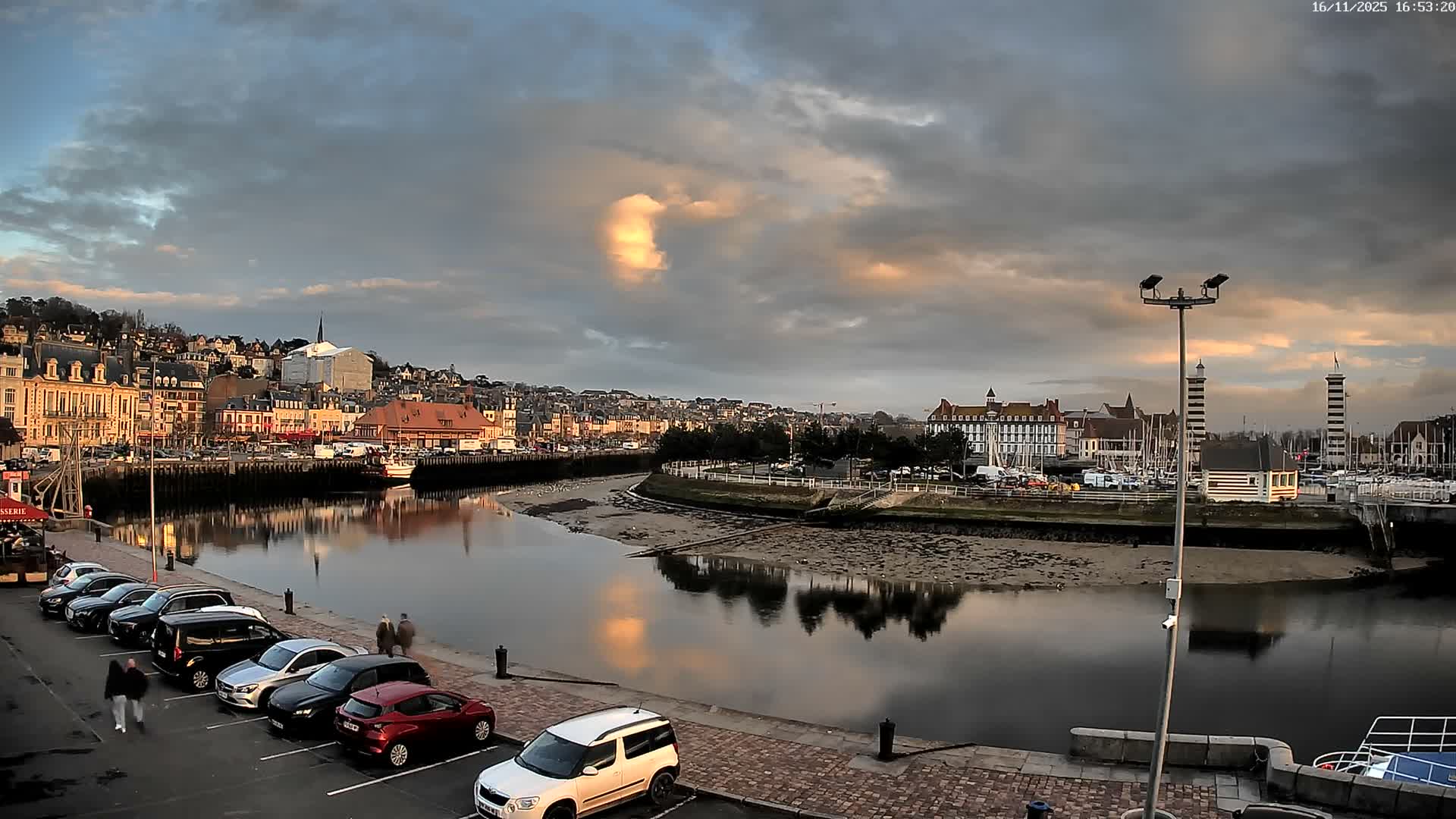 Trouville-Sur-Mer Comune Residence du Port & Coast Live Cam - Lisieux, Calvados, Normandie, France