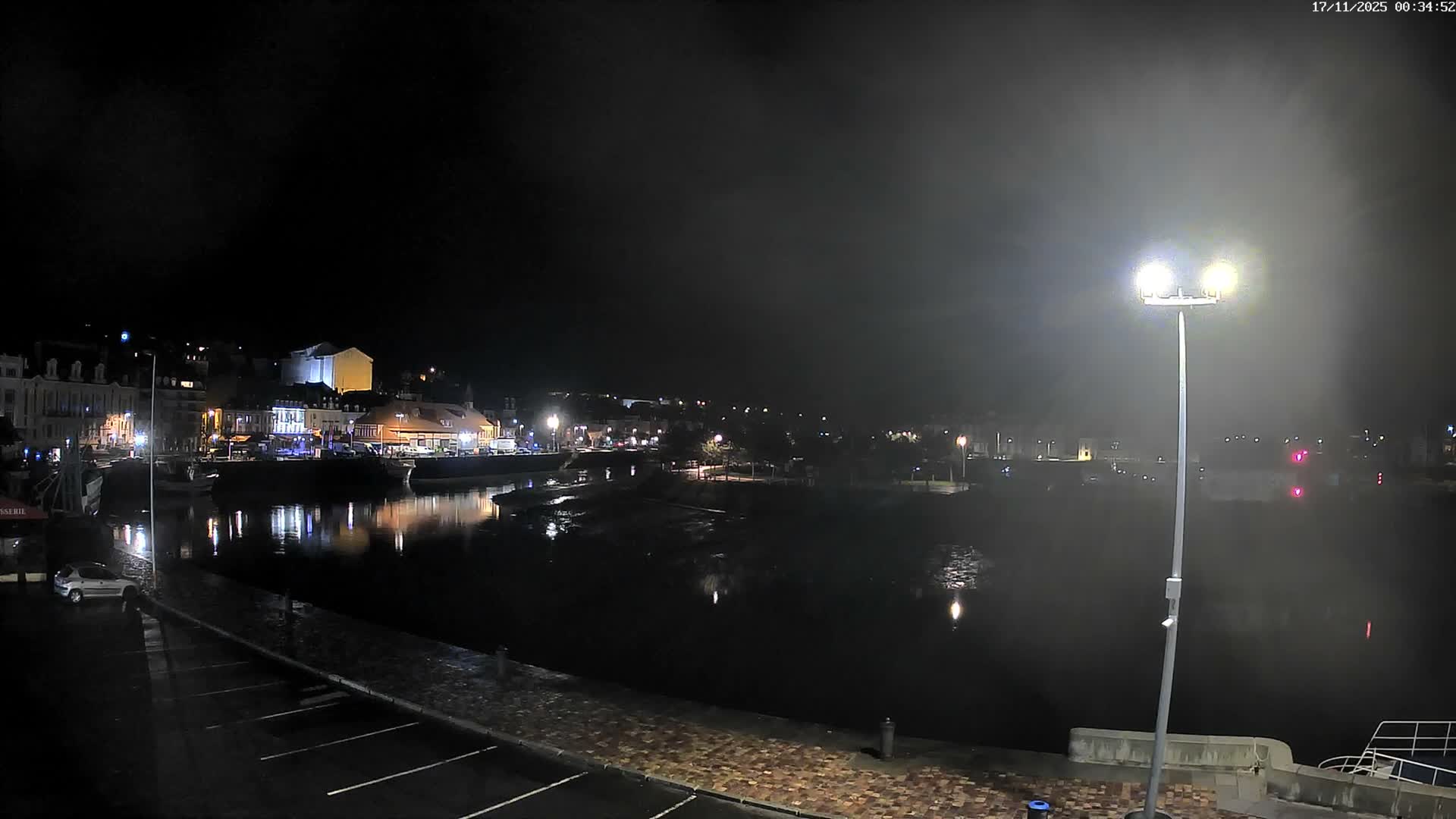 Trouville-Sur-Mer Comune Residence du Port & Coast Live Cam - Lisieux, Calvados, Normandie, France