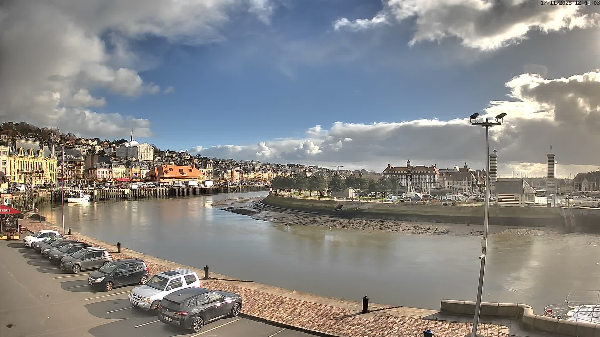 Trouville-Sur-Mer Comune Residence du Port & Coast Live Cam - Lisieux, Calvados, Normandie, France