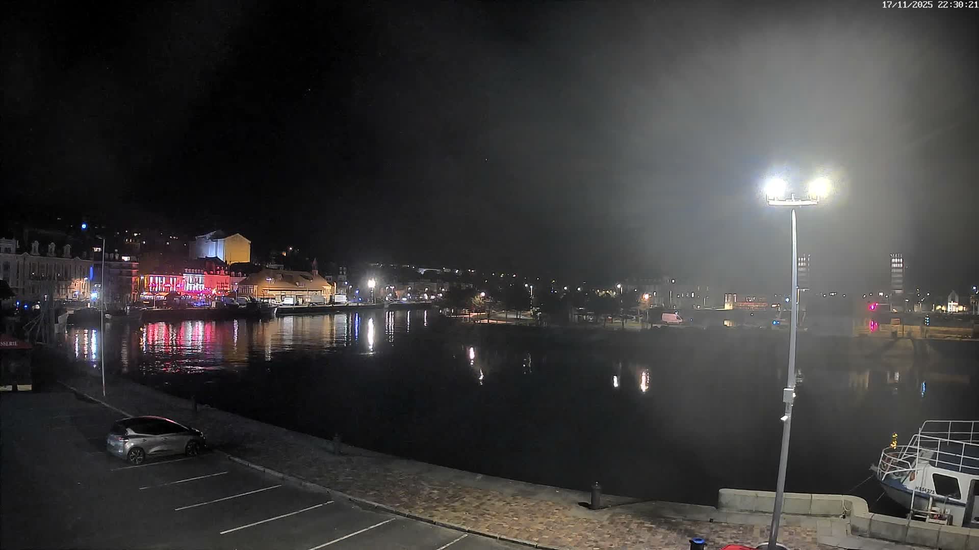 Trouville-Sur-Mer Comune Residence du Port & Coast Live Cam - Lisieux, Calvados, Normandie, France