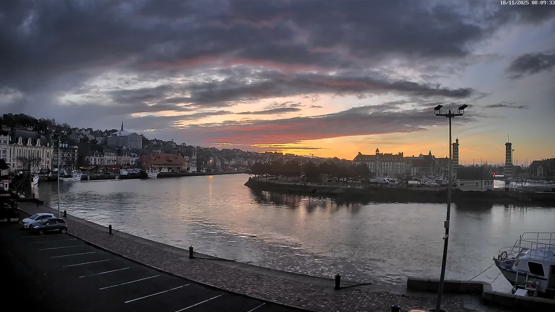 Trouville-Sur-Mer Comune Residence du Port & Coast Live Cam - Lisieux, Calvados, Normandie, France