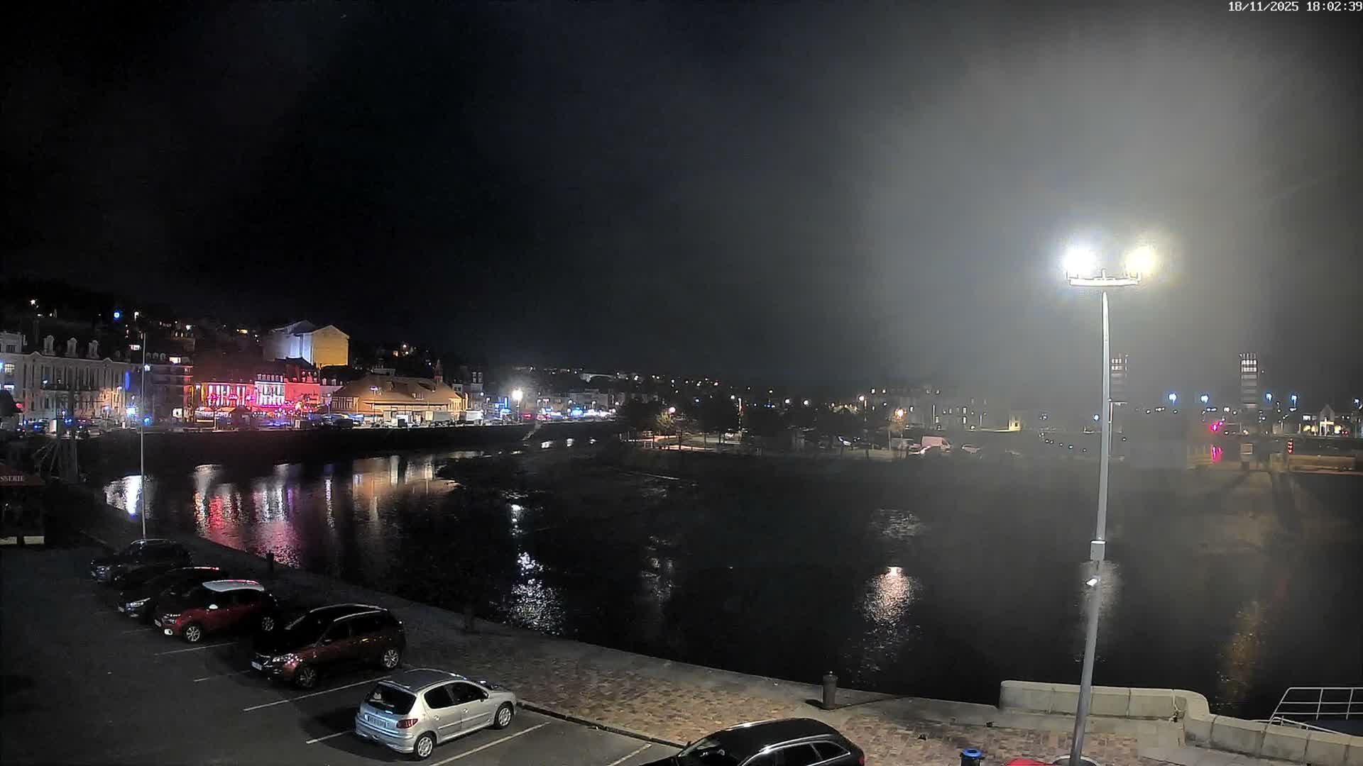 Trouville-Sur-Mer Comune Residence du Port & Coast Live Cam - Lisieux, Calvados, Normandie, France