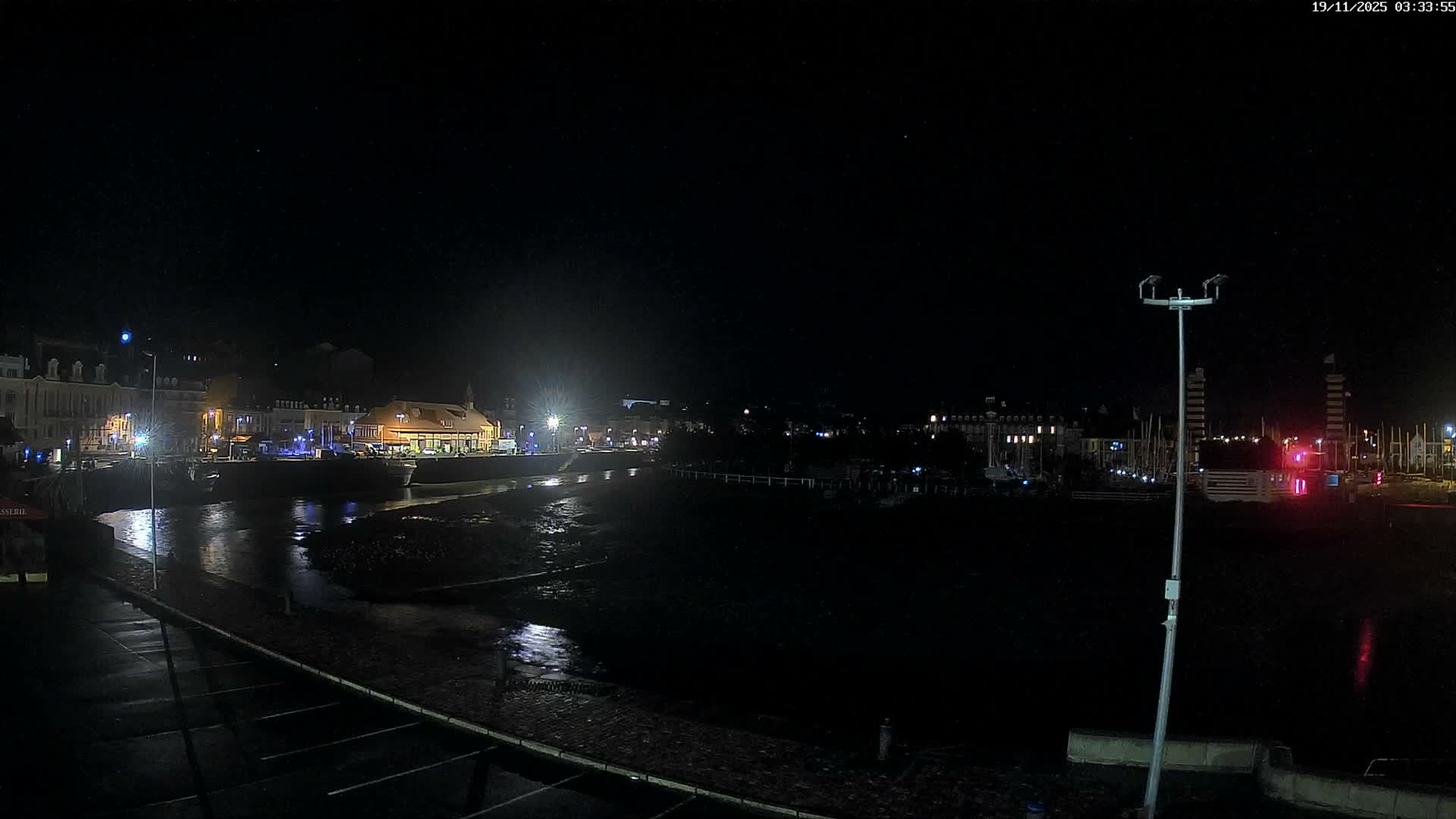 Trouville-Sur-Mer Comune Residence du Port & Coast Live Cam - Lisieux, Calvados, Normandie, France