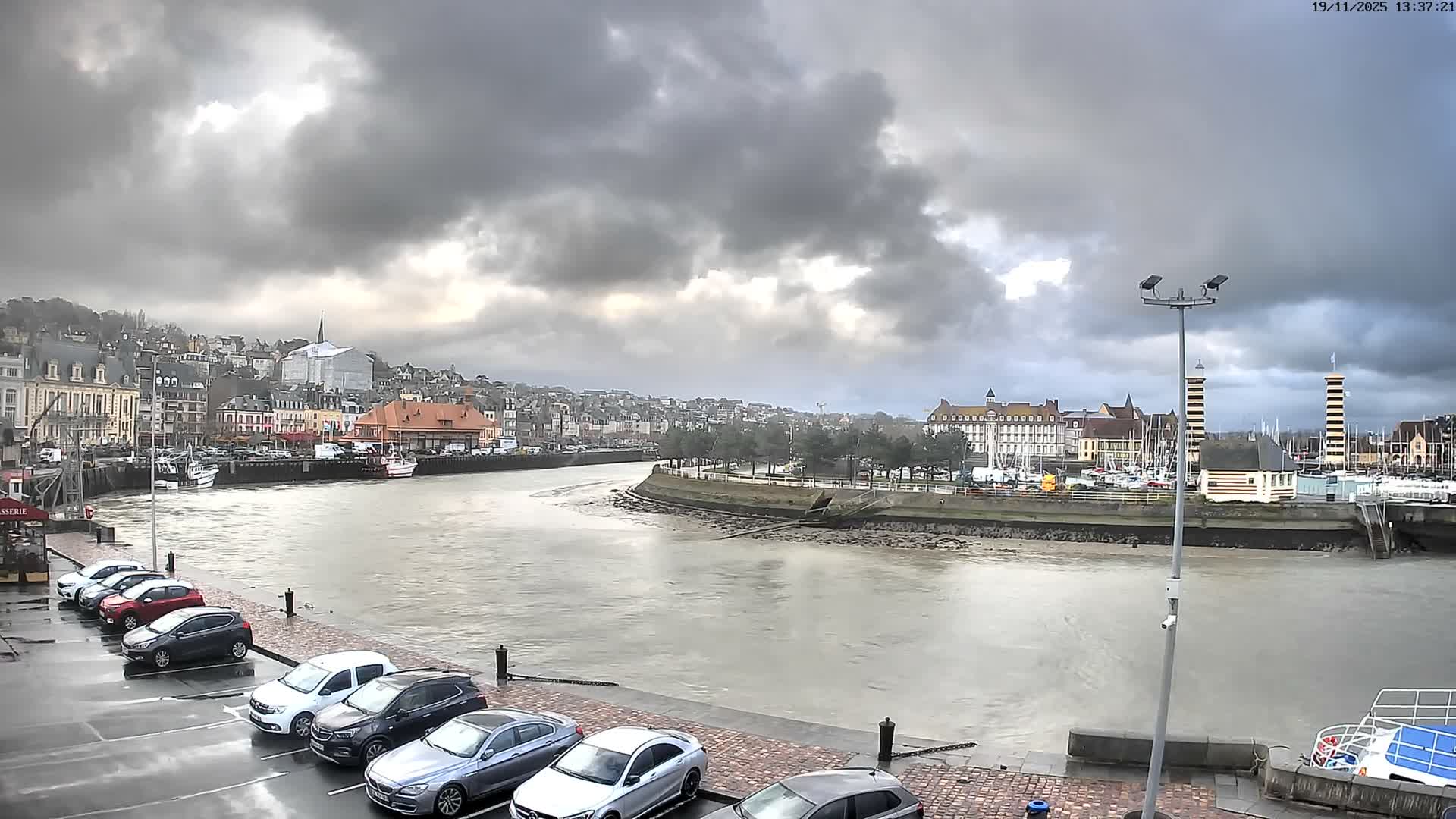 Trouville-Sur-Mer Comune Residence du Port & Coast Live Cam - Lisieux, Calvados, Normandie, France