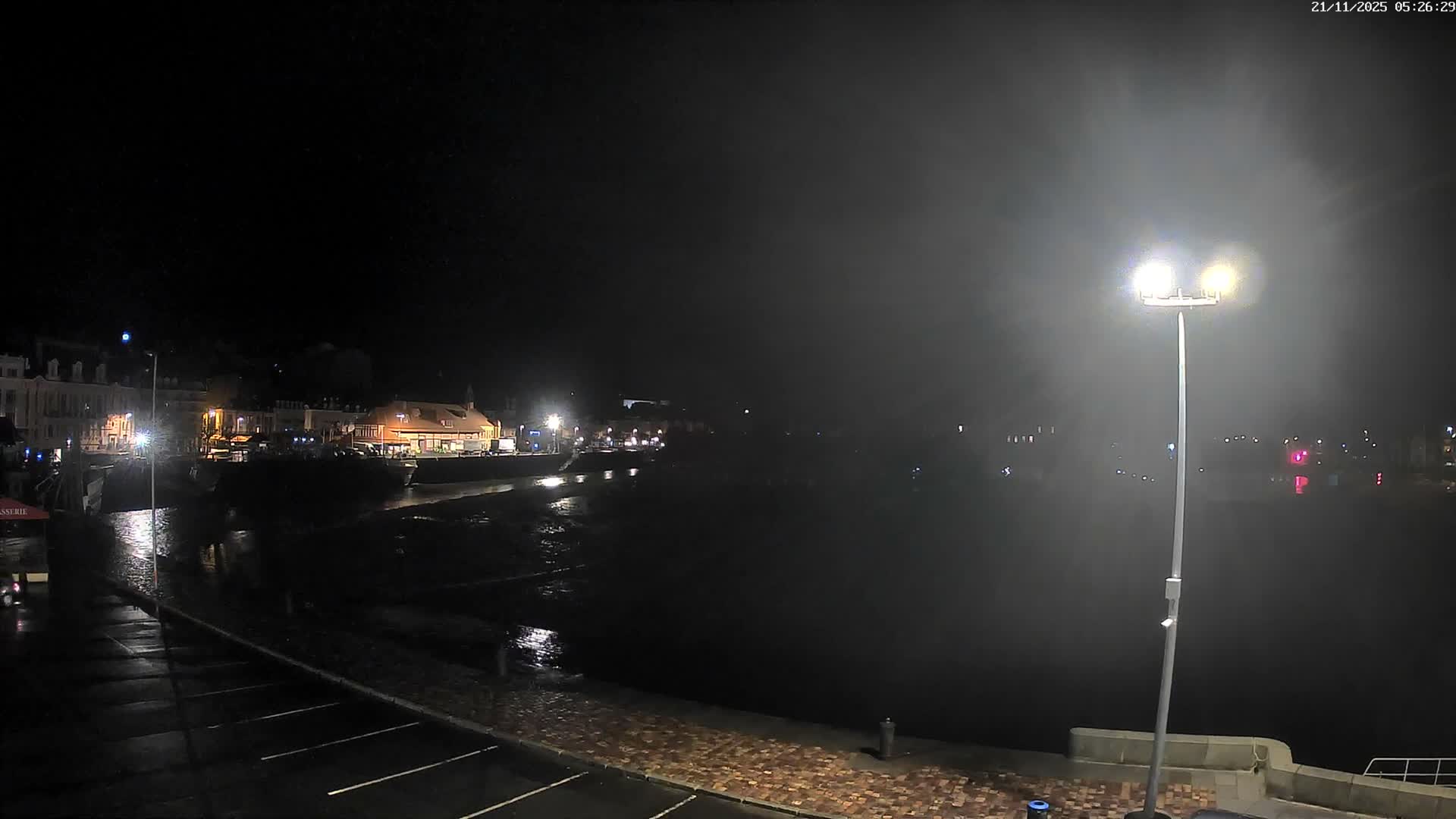 Trouville-Sur-Mer Comune Residence du Port & Coast Live Cam - Lisieux, Calvados, Normandie, France