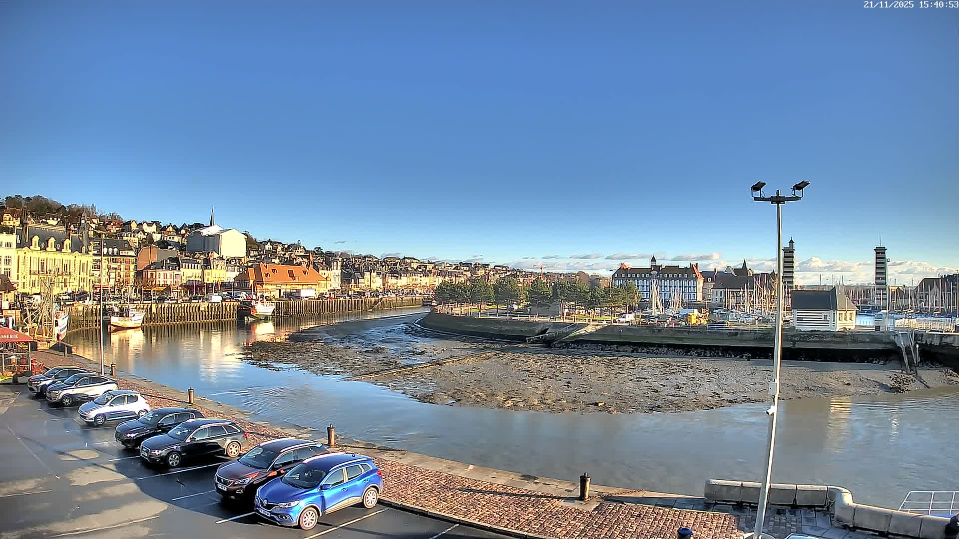 Trouville-Sur-Mer Comune Residence du Port & Coast Live Cam - Lisieux, Calvados, Normandie, France