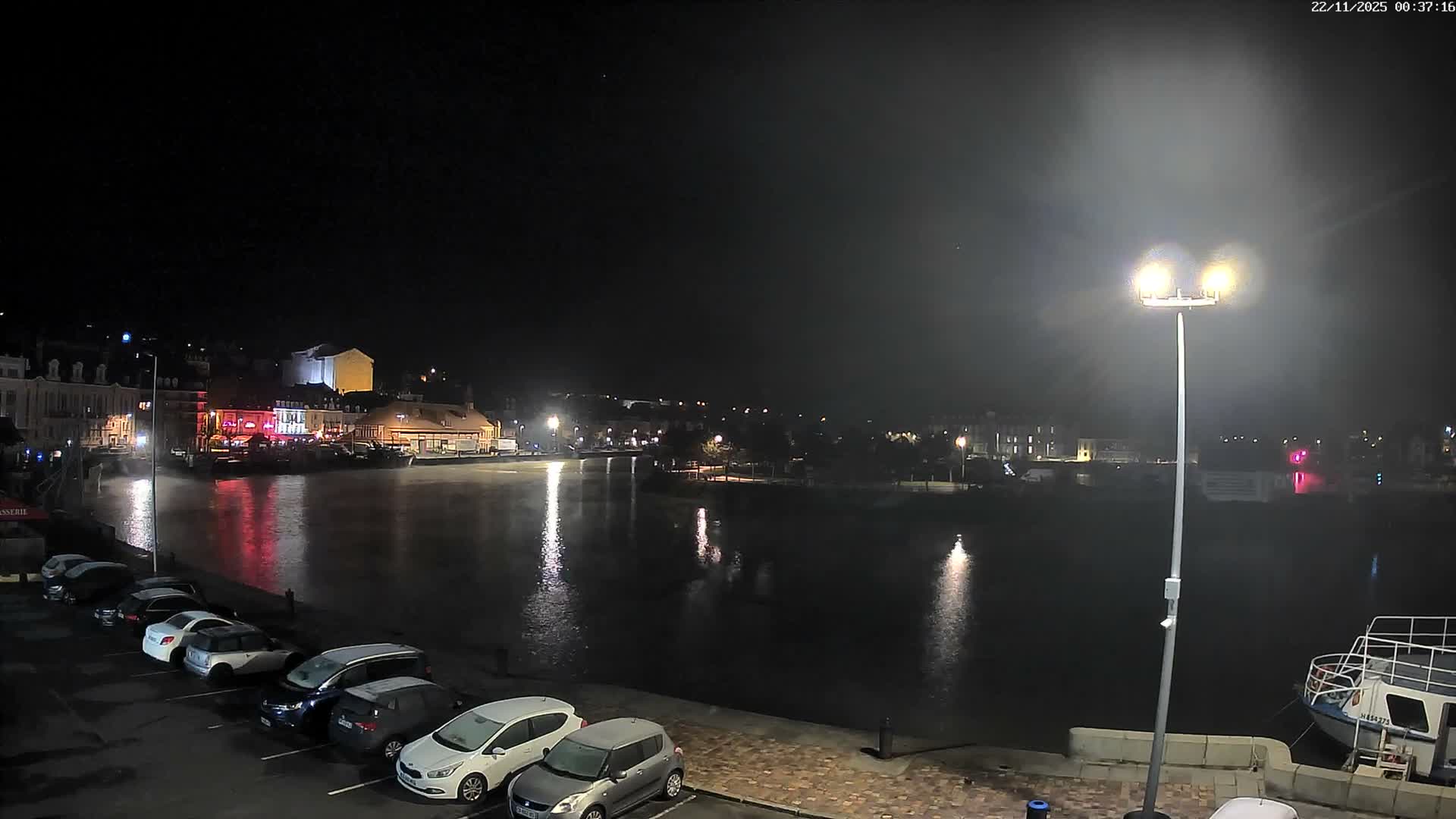 Trouville-Sur-Mer Comune Residence du Port & Coast Live Cam - Lisieux, Calvados, Normandie, France