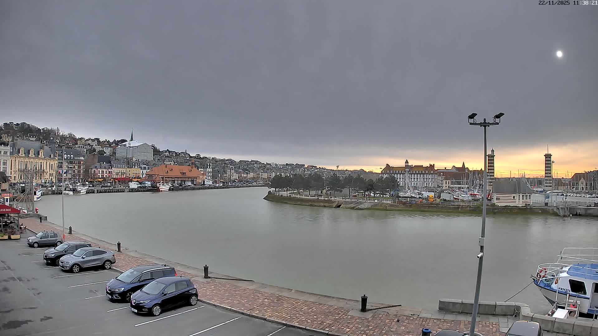 Trouville-Sur-Mer Comune Residence du Port & Coast Live Cam - Lisieux, Calvados, Normandie, France