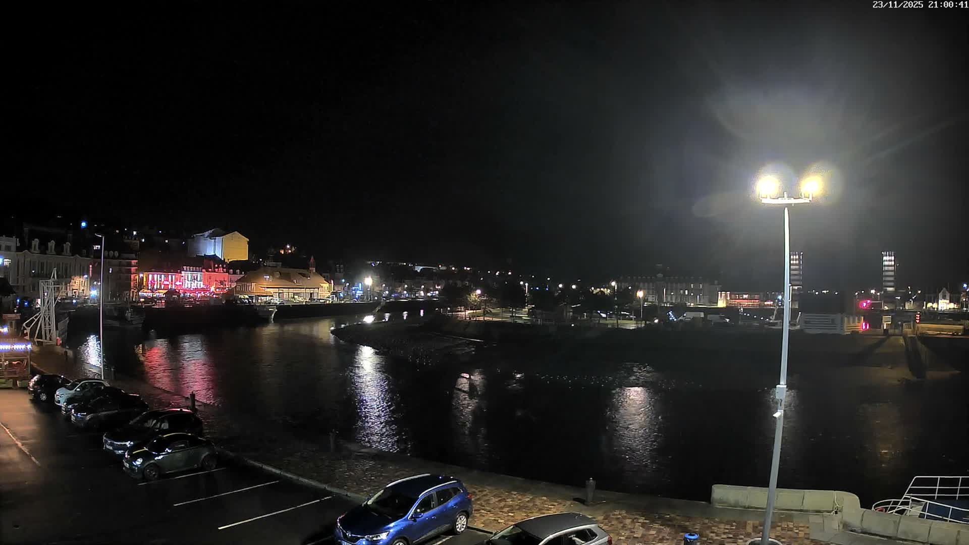 Trouville-Sur-Mer Comune Residence du Port & Coast Live Cam - Lisieux, Calvados, Normandie, France