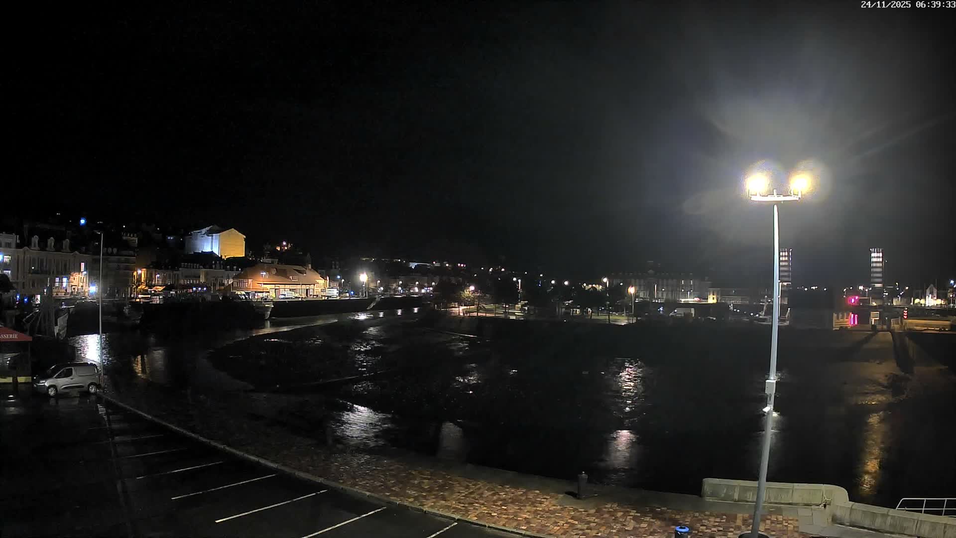 Trouville-Sur-Mer Comune Residence du Port & Coast Live Cam - Lisieux, Calvados, Normandie, France