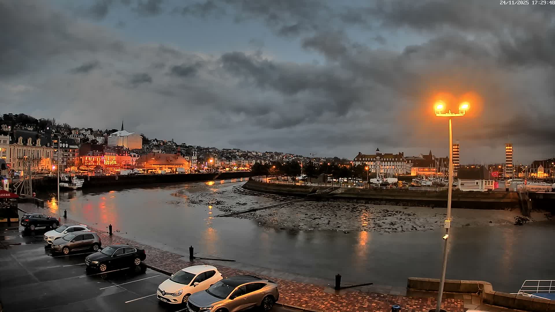 Trouville-Sur-Mer Comune Residence du Port & Coast Live Cam - Lisieux, Calvados, Normandie, France