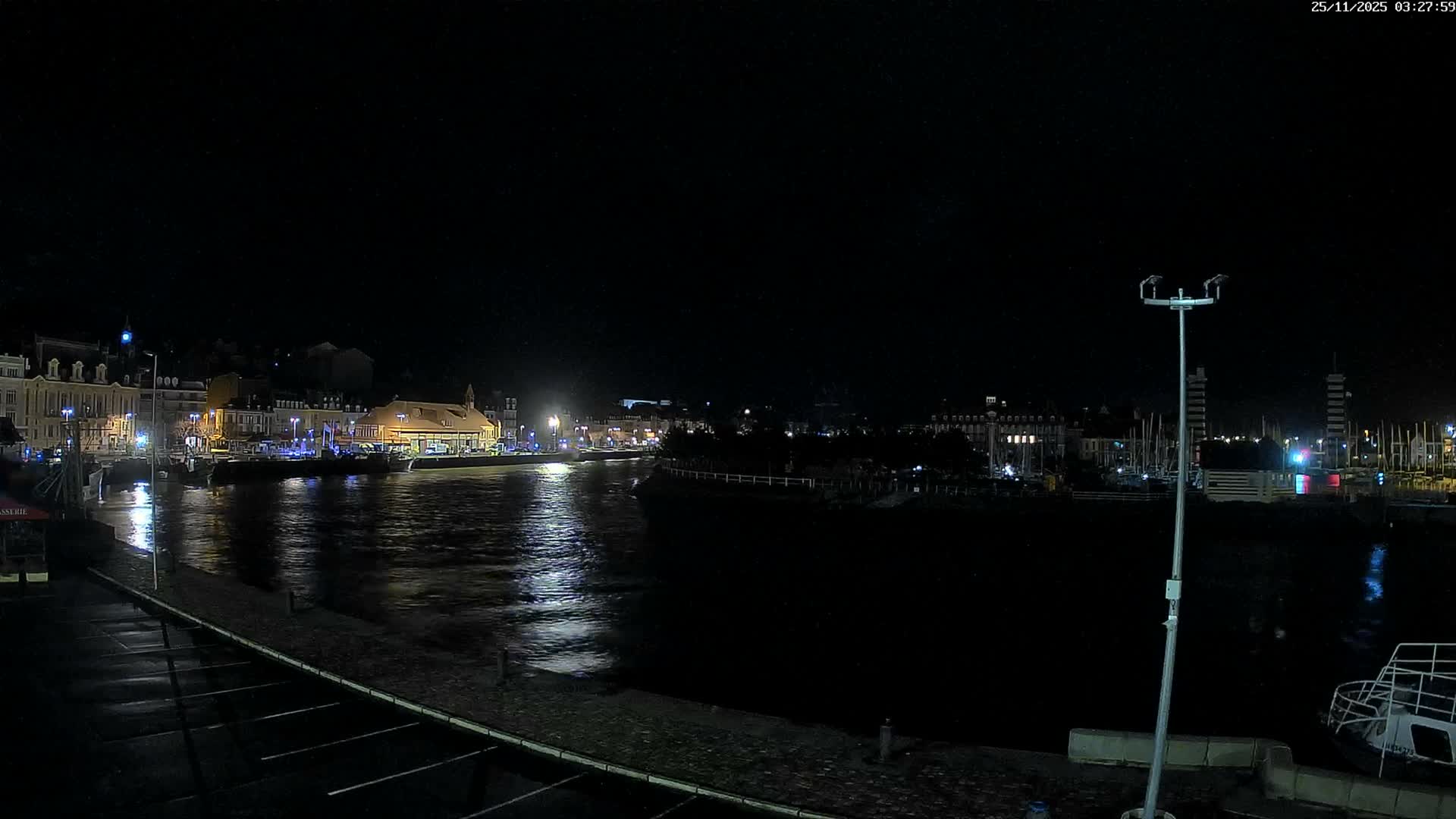 Trouville-Sur-Mer Comune Residence du Port & Coast Live Cam - Lisieux, Calvados, Normandie, France