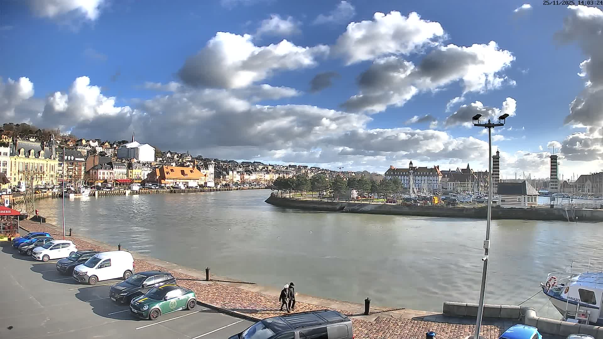 Trouville-Sur-Mer Comune Residence du Port & Coast Live Cam - Lisieux, Calvados, Normandie, France