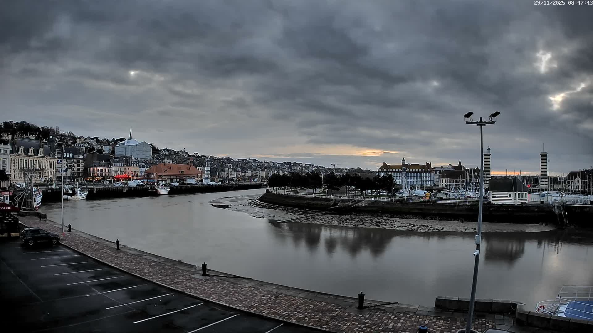 Trouville-Sur-Mer Comune Residence du Port & Coast Live Cam - Lisieux, Calvados, Normandie, France