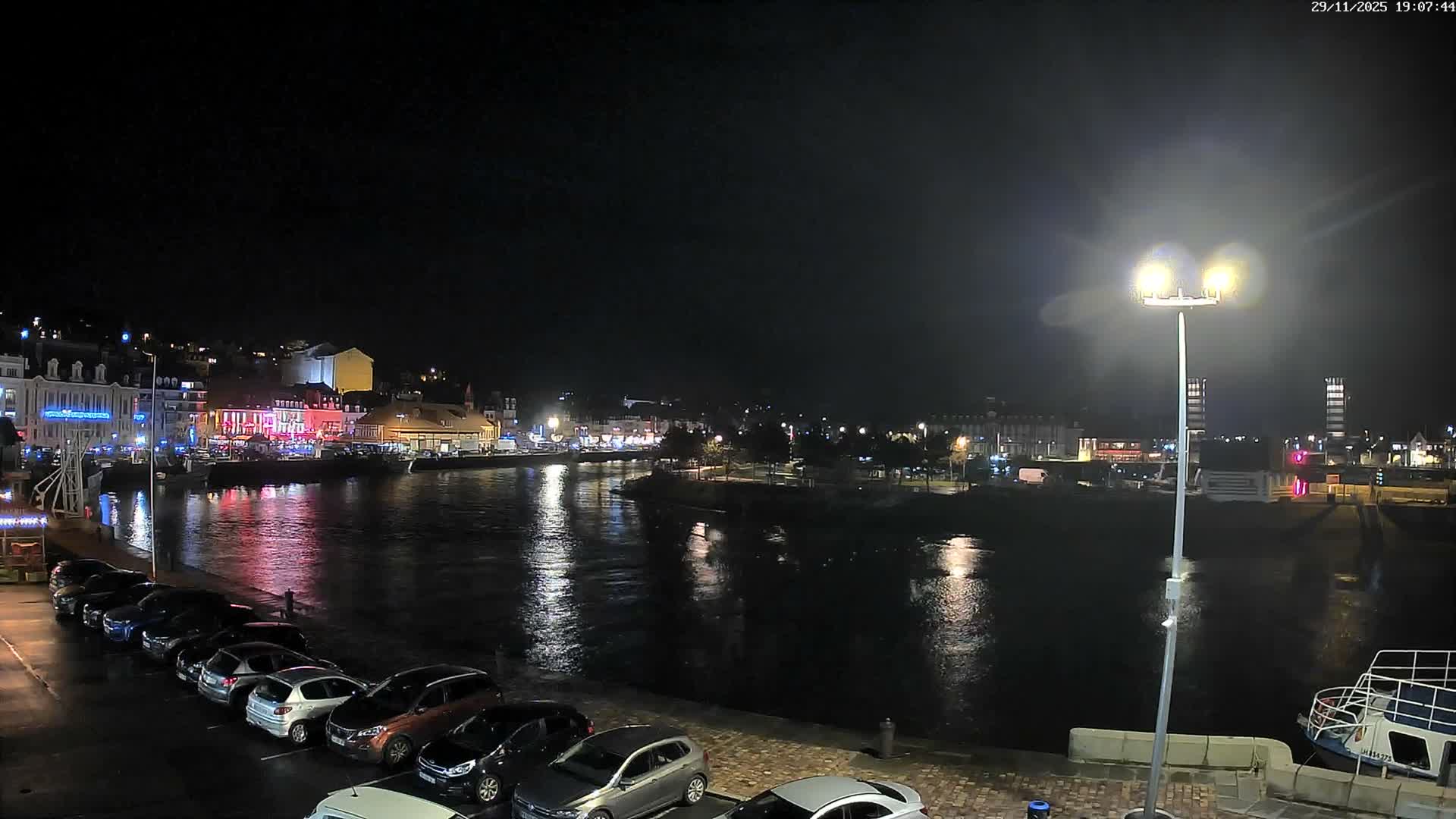 Trouville-Sur-Mer Comune Residence du Port & Coast Live Cam - Lisieux, Calvados, Normandie, France