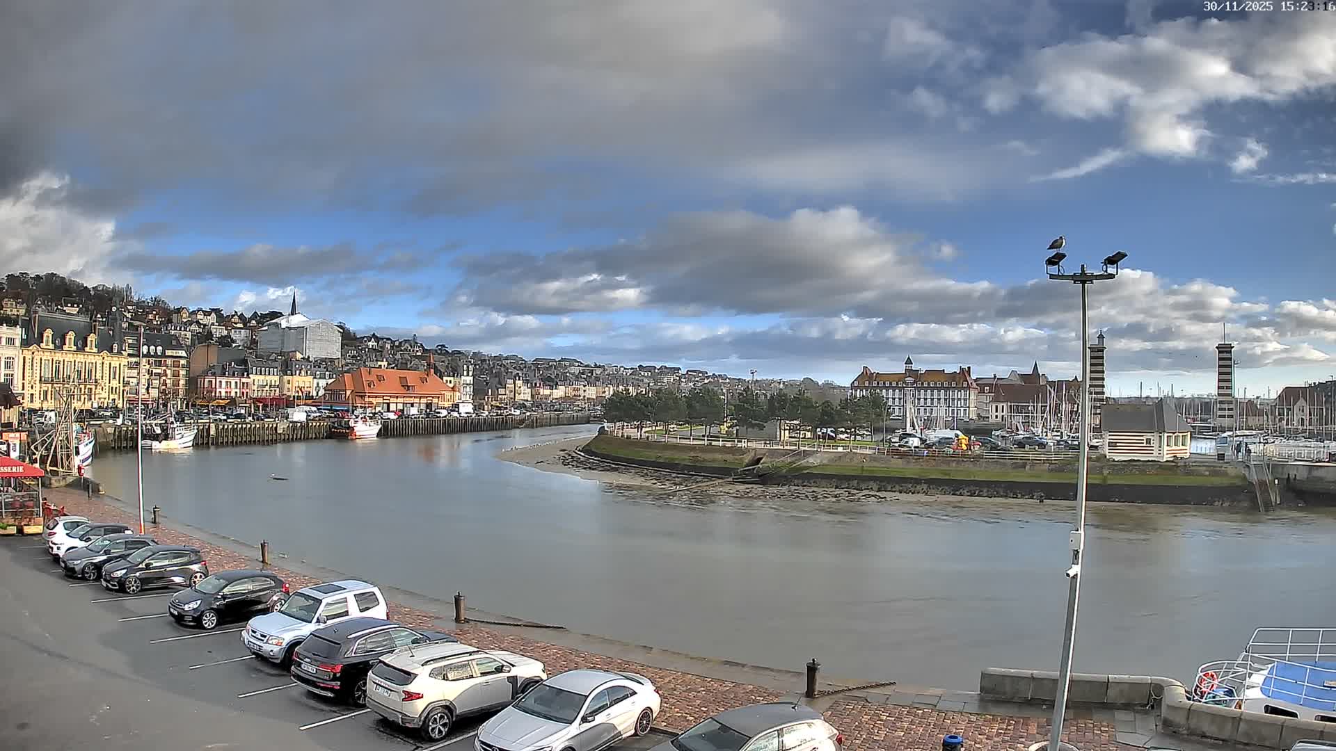 Trouville-Sur-Mer Comune Residence du Port & Coast Live Cam - Lisieux, Calvados, Normandie, France