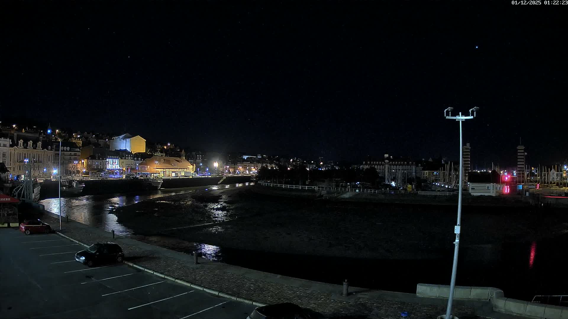 Trouville-Sur-Mer Comune Residence du Port & Coast Live Cam - Lisieux, Calvados, Normandie, France