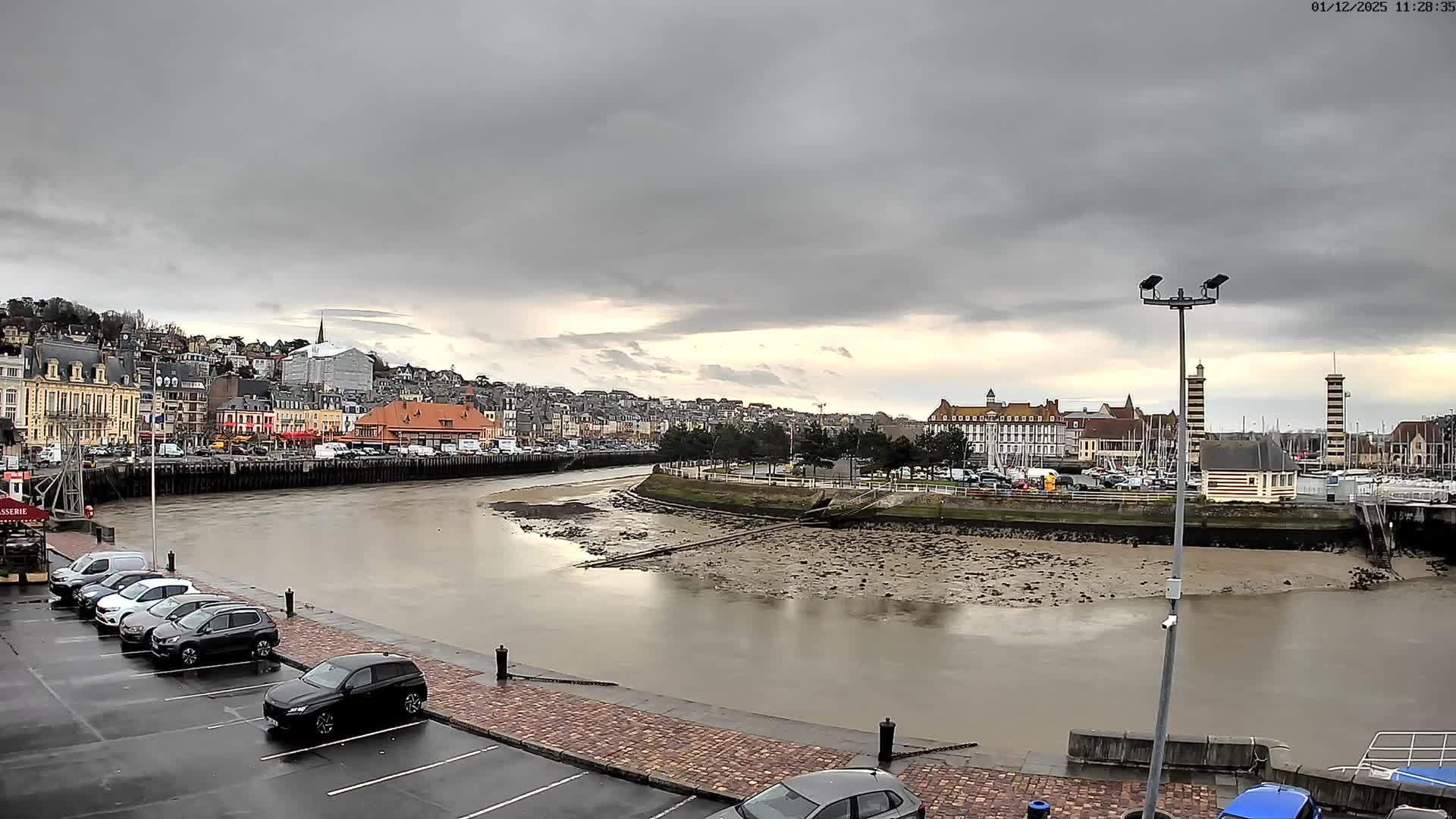 Trouville-Sur-Mer Comune Residence du Port & Coast Live Cam - Lisieux, Calvados, Normandie, France