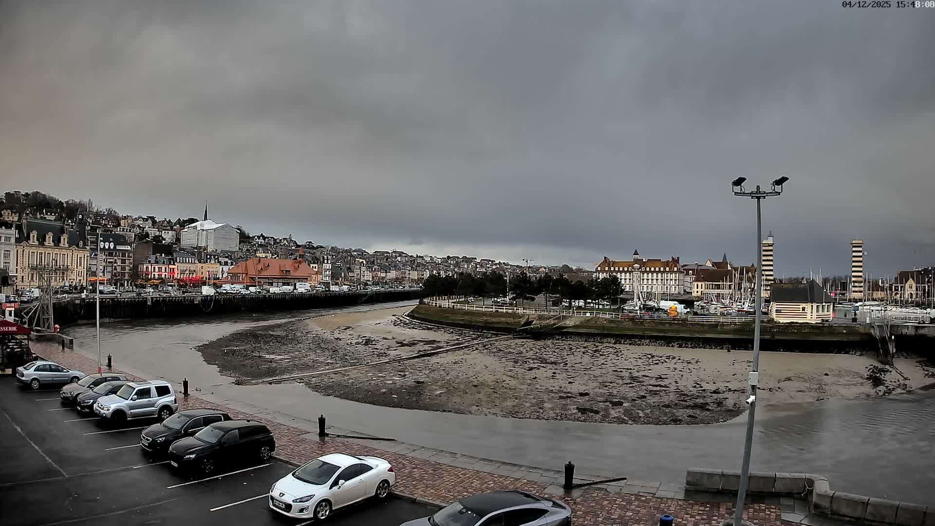 Trouville-Sur-Mer Comune Residence du Port & Coast Live Cam - Lisieux, Calvados, Normandie, France