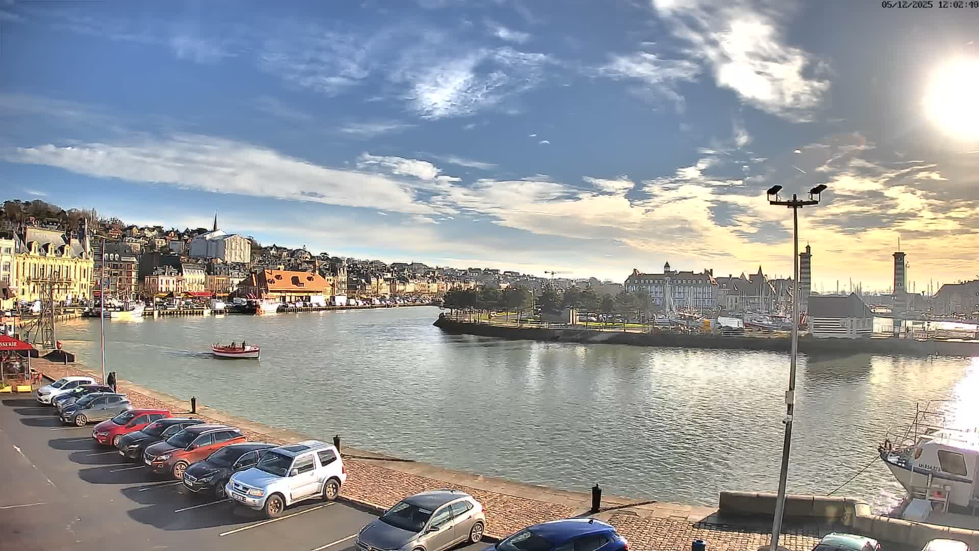 Trouville-Sur-Mer Comune Residence du Port & Coast Live Cam - Lisieux, Calvados, Normandie, France