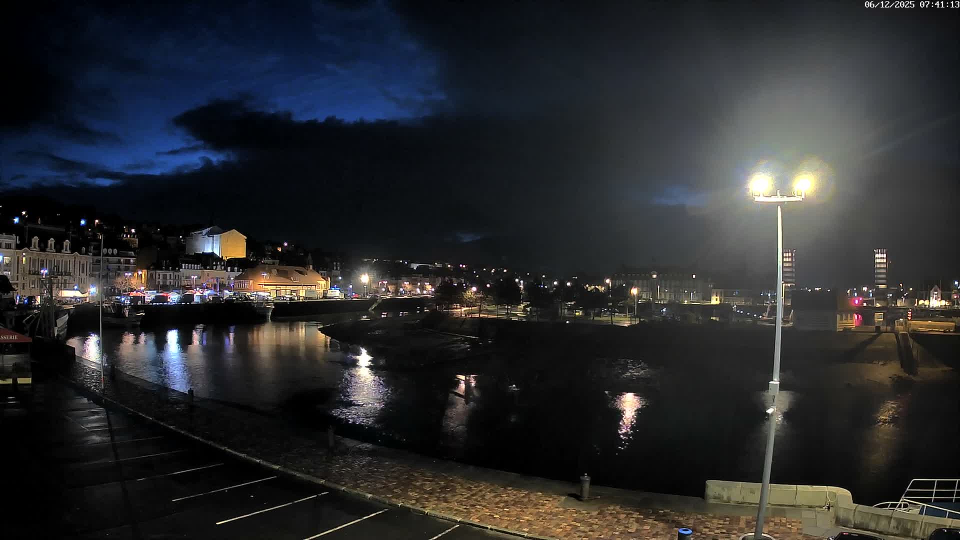 Trouville-Sur-Mer Comune Residence du Port & Coast Live Cam - Lisieux, Calvados, Normandie, France