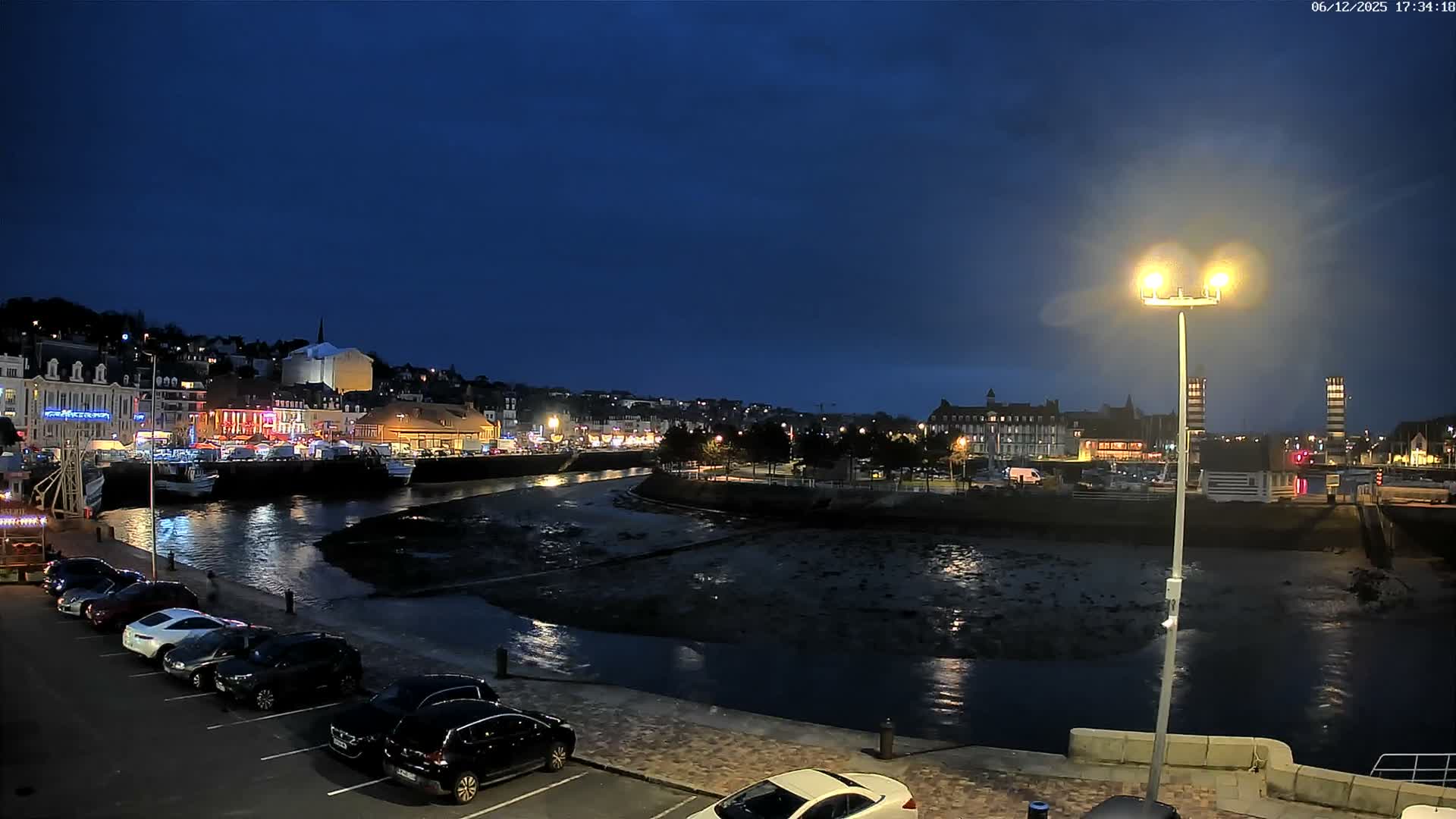 Trouville-Sur-Mer Comune Residence du Port & Coast Live Cam - Lisieux, Calvados, Normandie, France