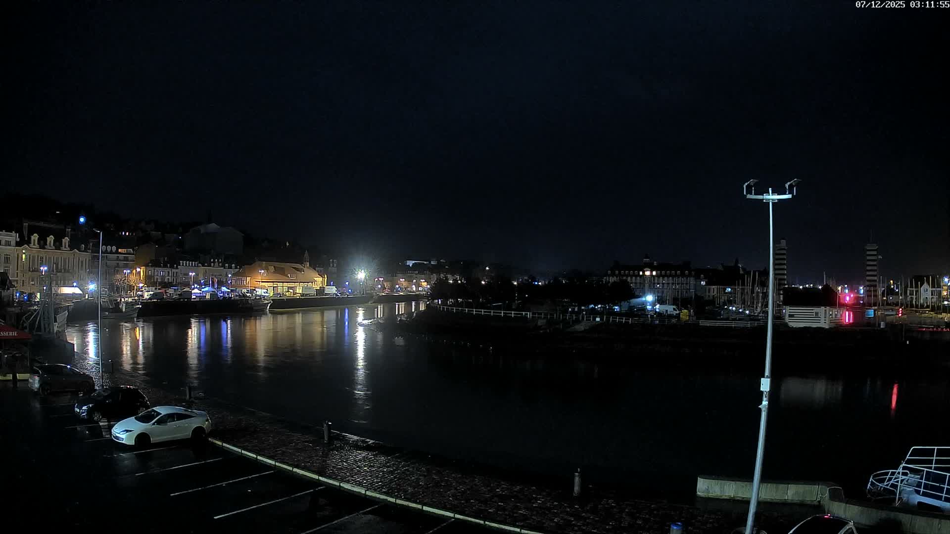 Trouville-Sur-Mer Comune Residence du Port & Coast Live Cam - Lisieux, Calvados, Normandie, France