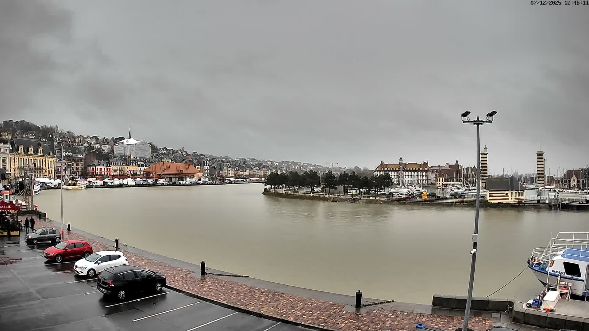 Trouville-Sur-Mer Comune Residence du Port & Coast Live Cam - Lisieux, Calvados, Normandie, France