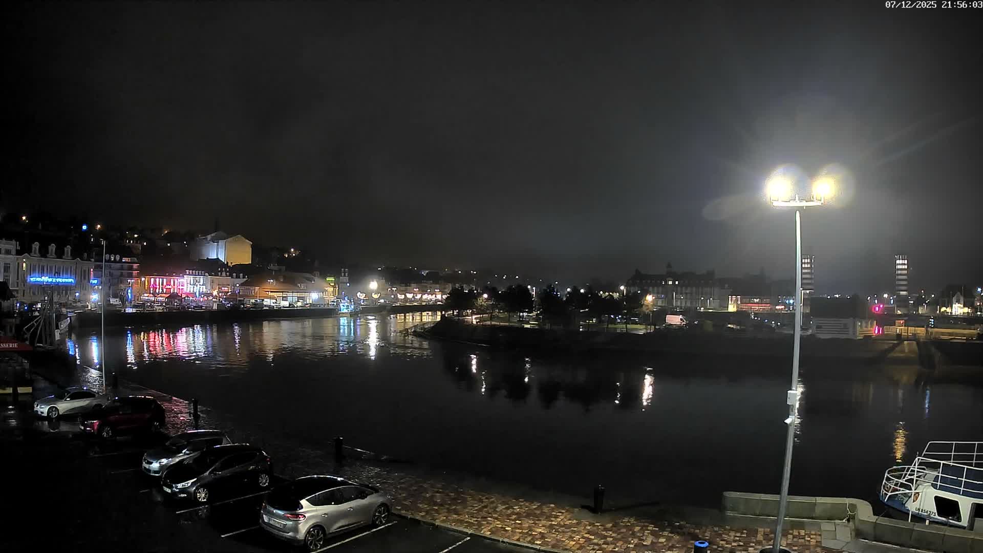 Trouville-Sur-Mer Comune Residence du Port & Coast Live Cam - Lisieux, Calvados, Normandie, France