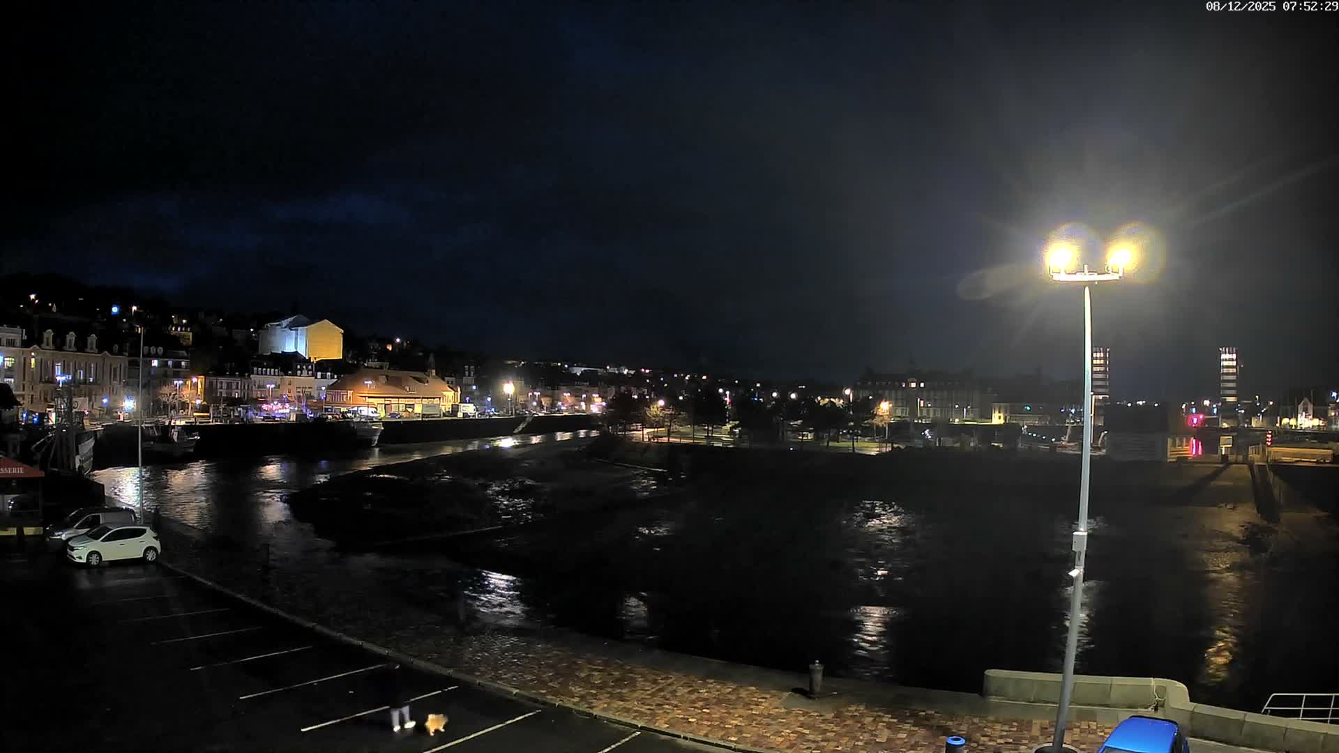 Trouville-Sur-Mer Comune Residence du Port & Coast Live Cam - Lisieux, Calvados, Normandie, France