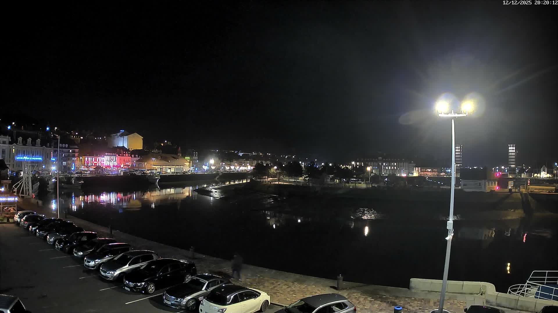 Trouville-Sur-Mer Comune Residence du Port & Coast Live Cam - Lisieux, Calvados, Normandie, France