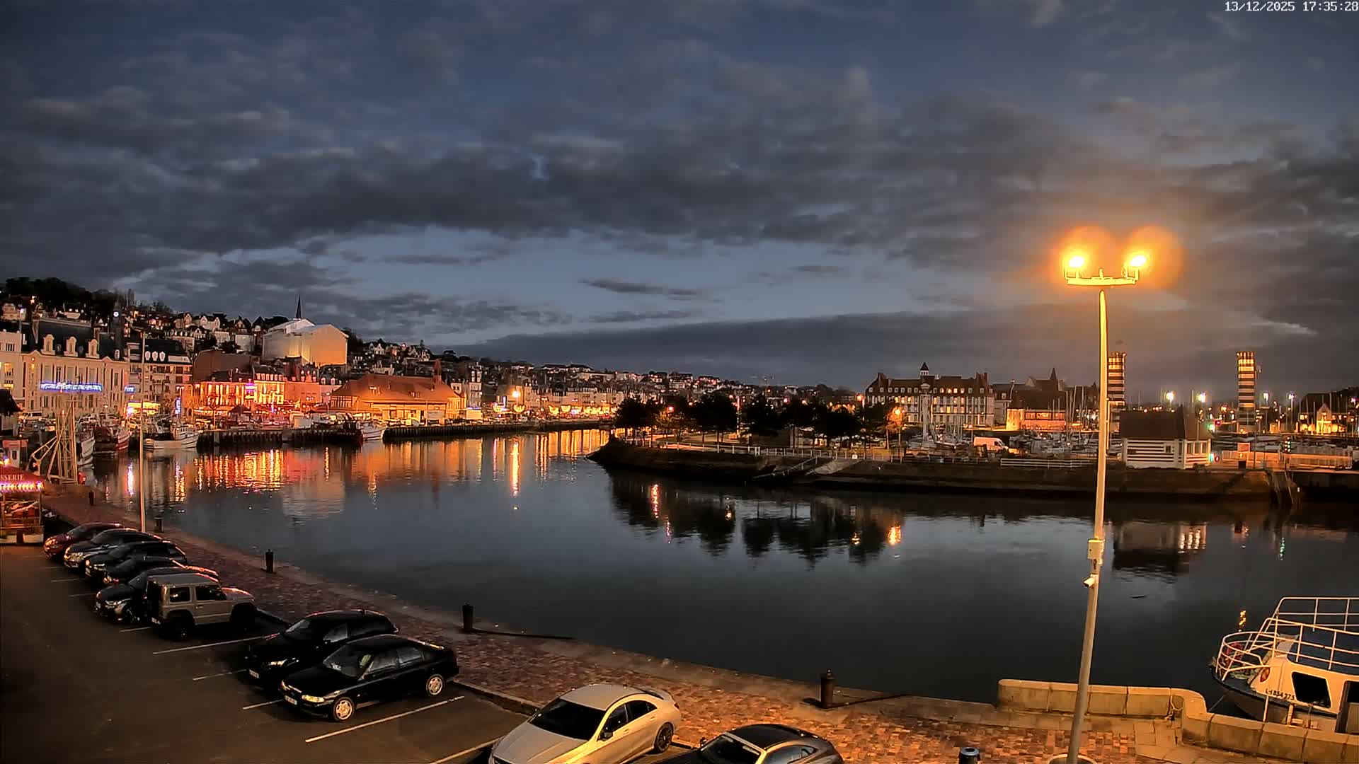 Trouville-Sur-Mer Comune Residence du Port & Coast Live Cam - Lisieux, Calvados, Normandie, France