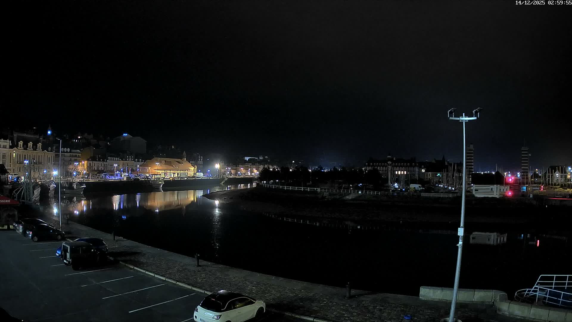 Trouville-Sur-Mer Comune Residence du Port & Coast Live Cam - Lisieux, Calvados, Normandie, France