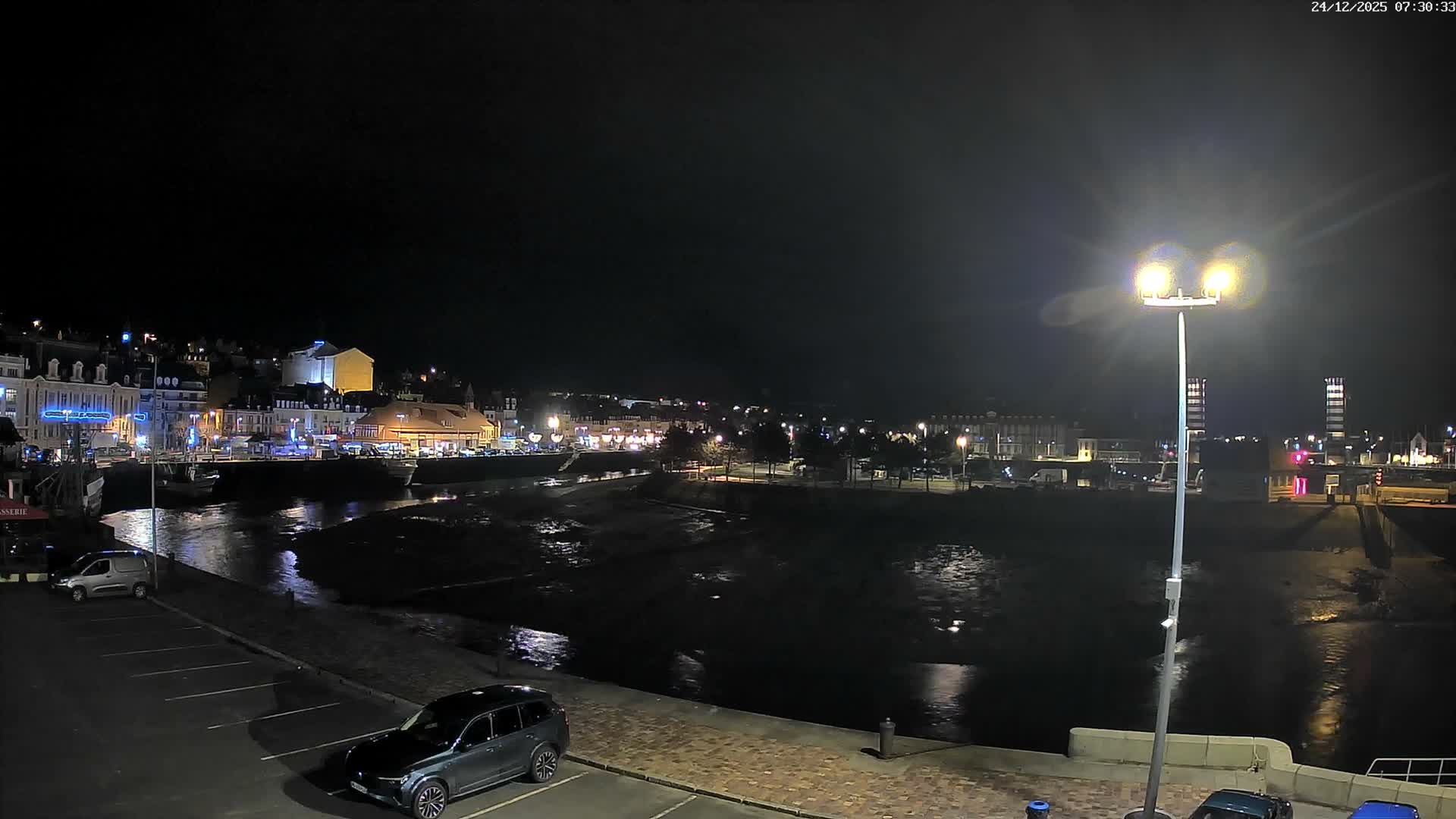 Trouville-Sur-Mer Comune Residence du Port & Coast Live Cam - Lisieux, Calvados, Normandie, France