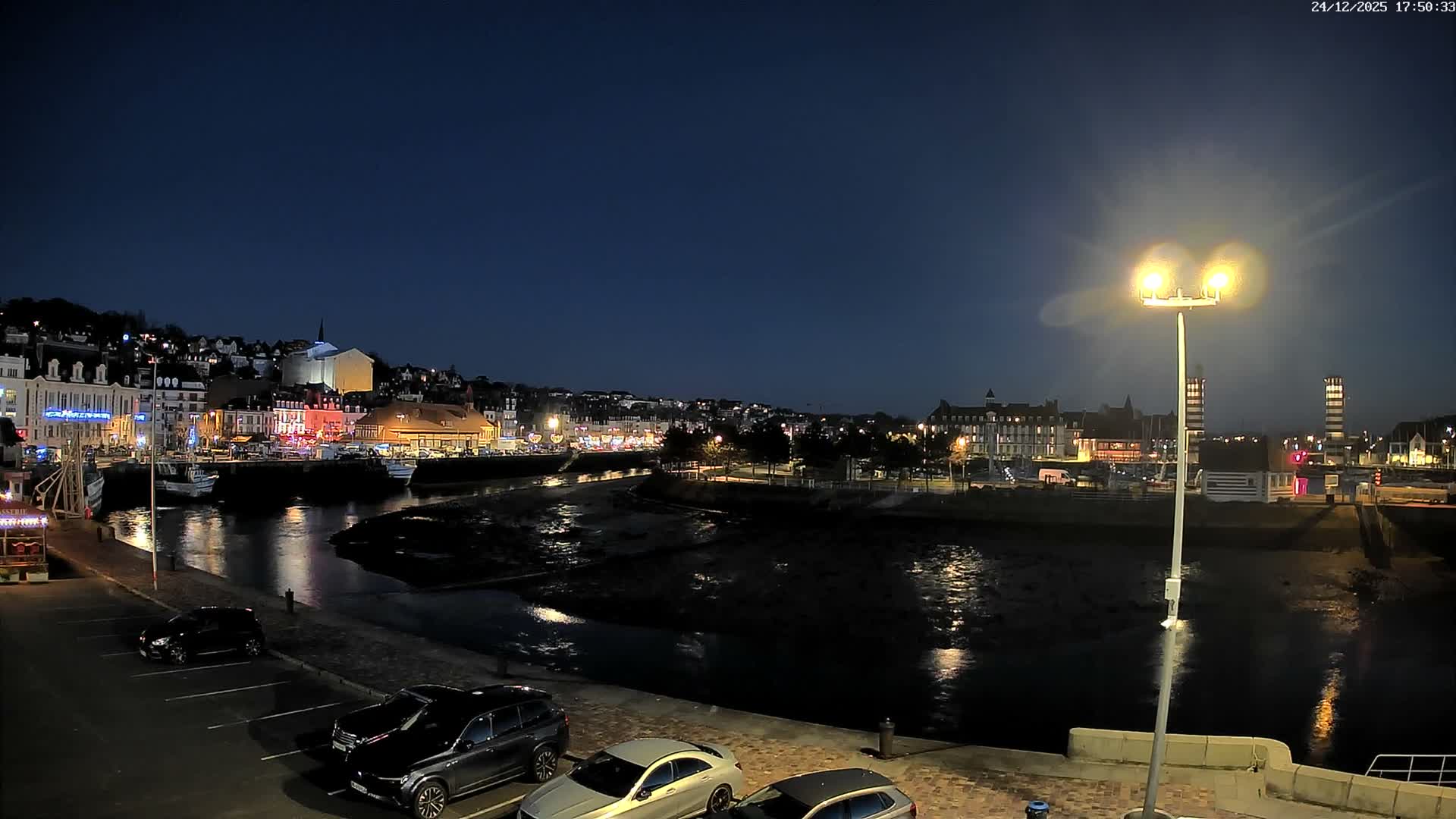 Trouville-Sur-Mer Comune Residence du Port & Coast Live Cam - Lisieux, Calvados, Normandie, France