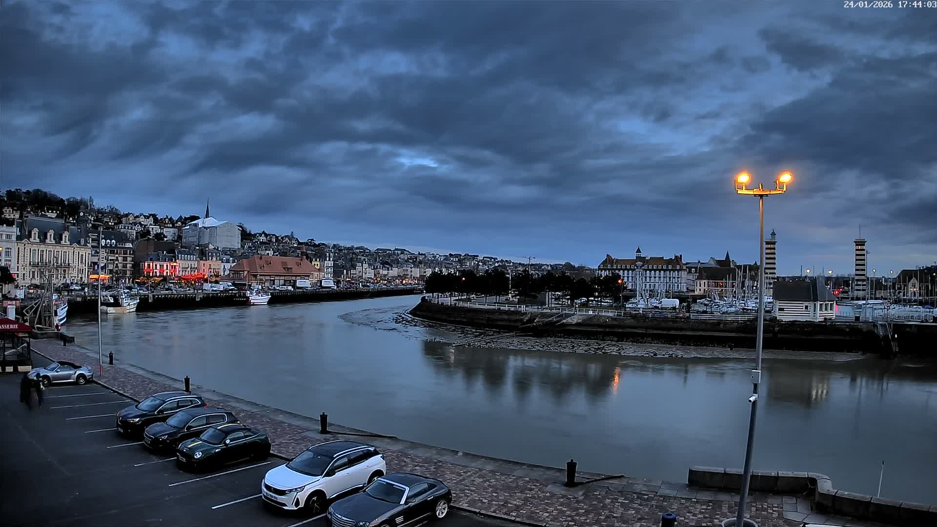 Trouville-Sur-Mer Comune Residence du Port & Coast Live Cam - Lisieux, Calvados, Normandie, France