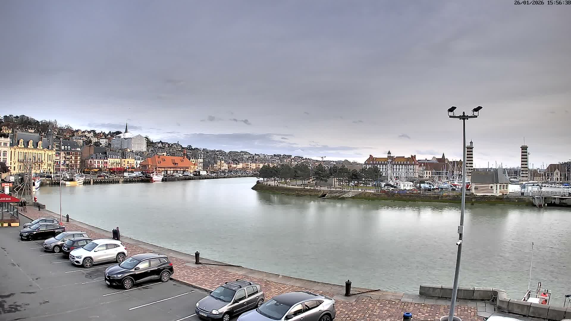 Trouville-Sur-Mer Comune Residence du Port & Coast Live Cam - Lisieux, Calvados, Normandie, France