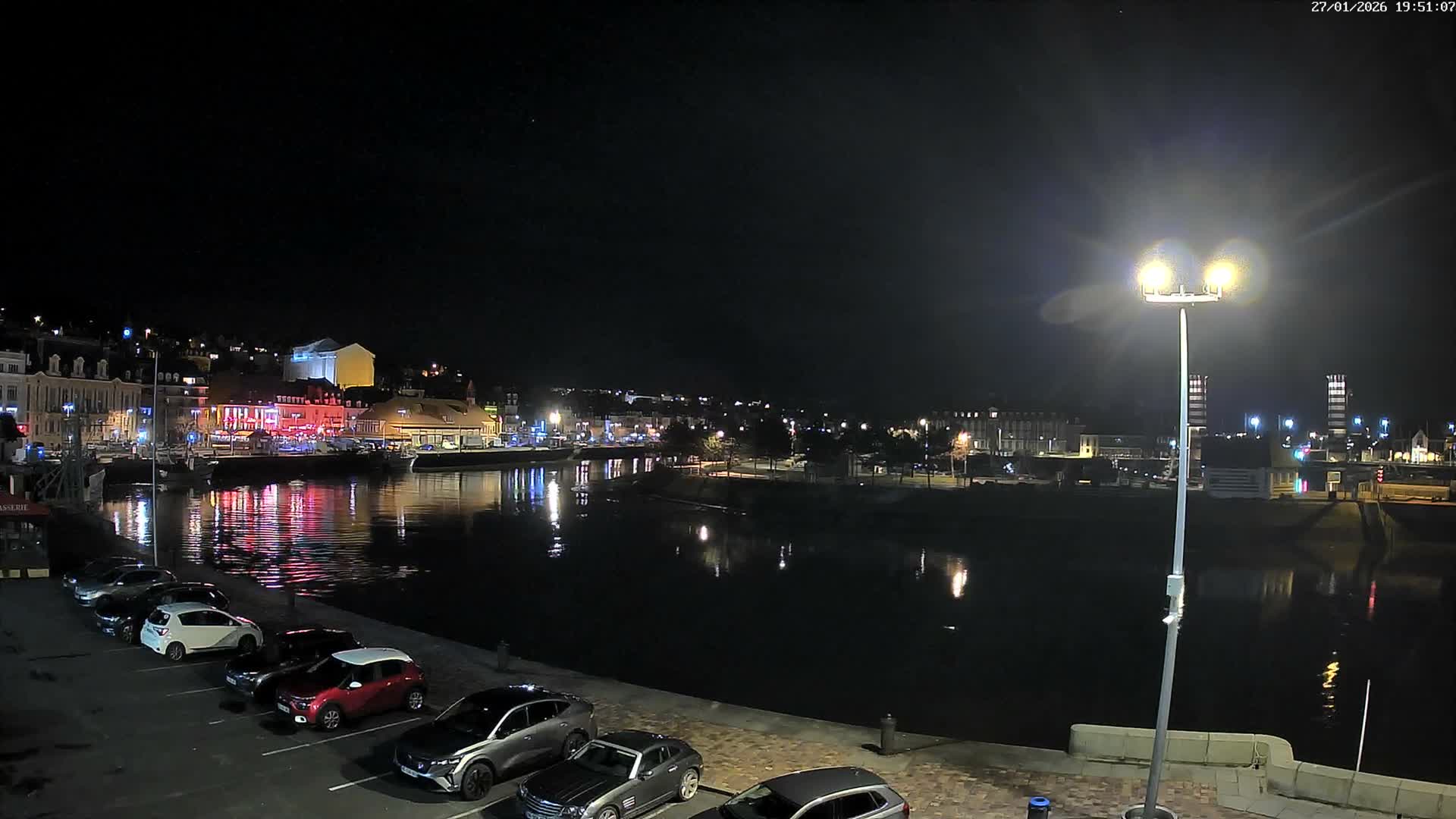 Trouville-Sur-Mer Comune Residence du Port & Coast Live Cam - Lisieux, Calvados, Normandie, France
