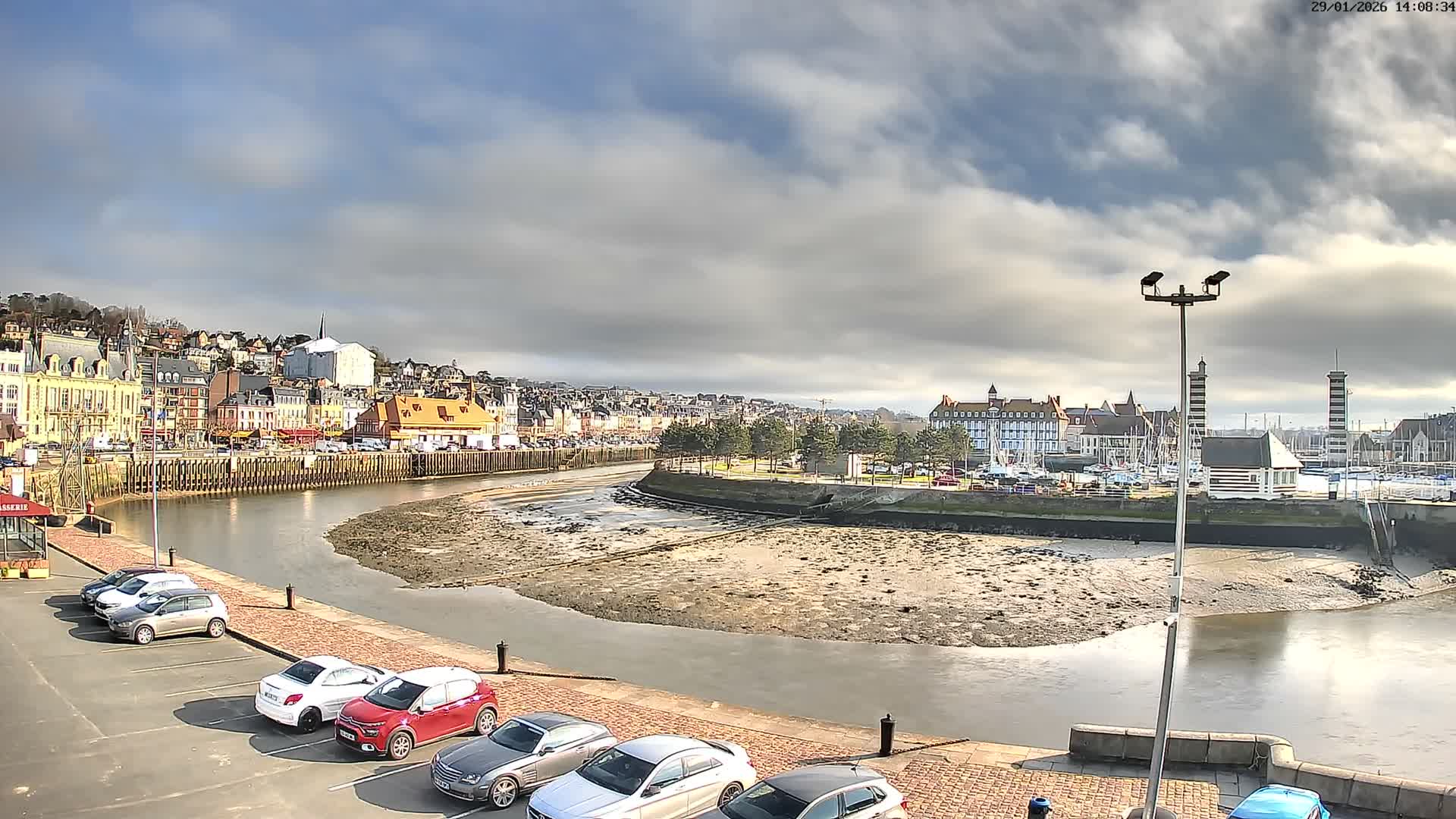 Trouville-Sur-Mer Comune Residence du Port & Coast Live Cam - Lisieux, Calvados, Normandie, France